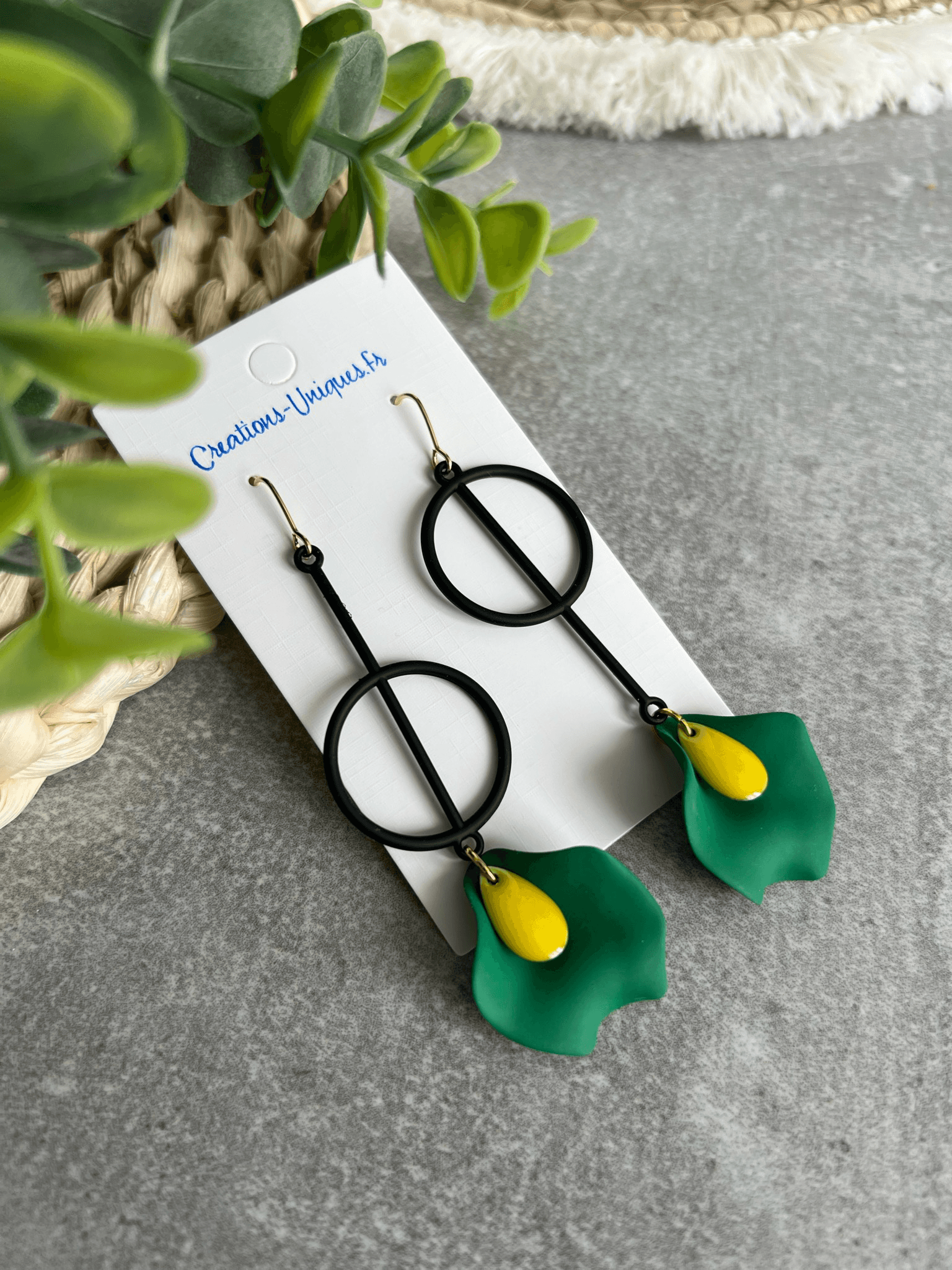 Boucles d’oreilles SUZANNE noires et asymétriques, pétales verts - Créations Uniques - Créations Uniques