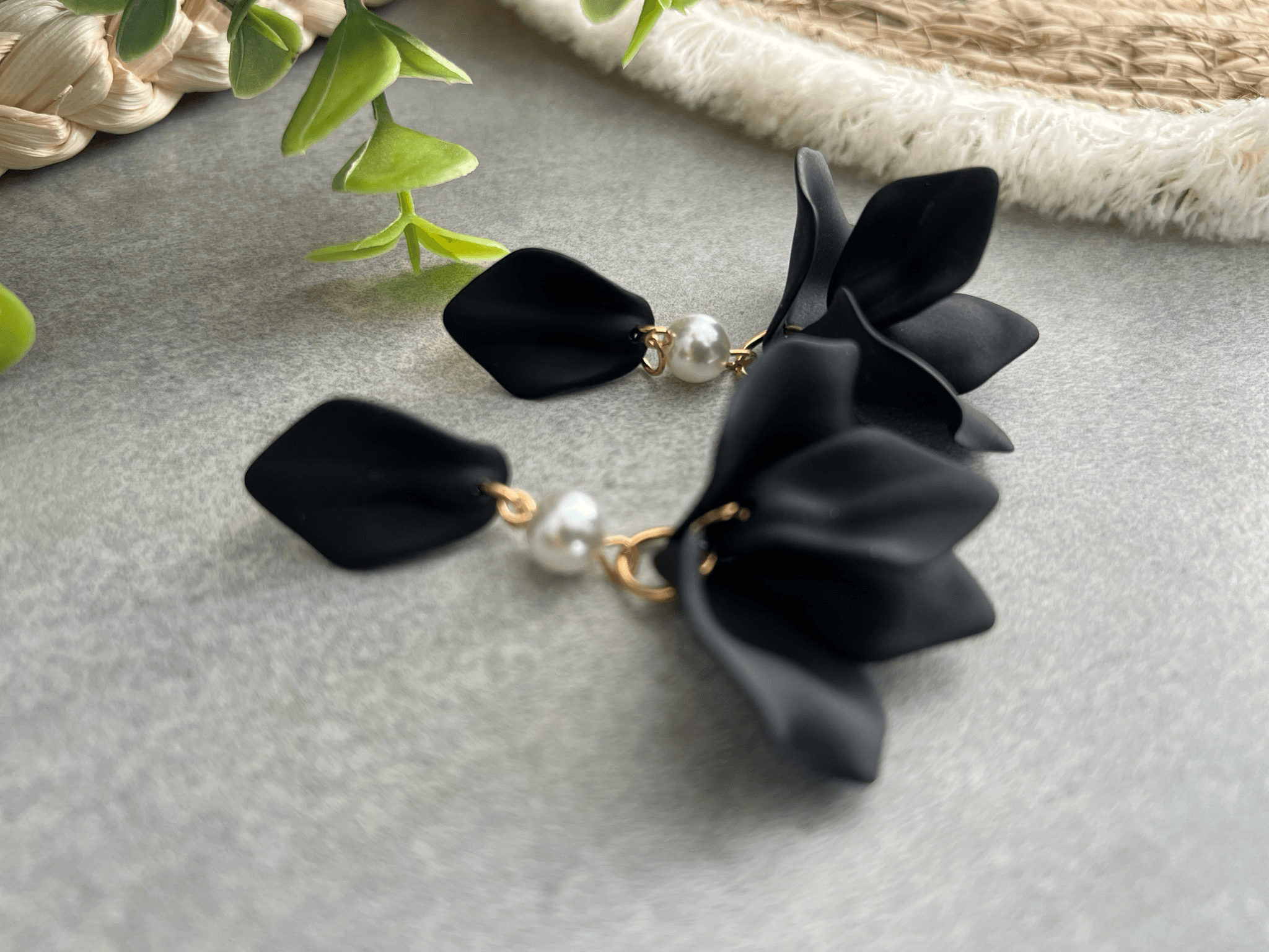 Boucles d’oreilles ANTOINETTE pétales noires - Créations Uniques