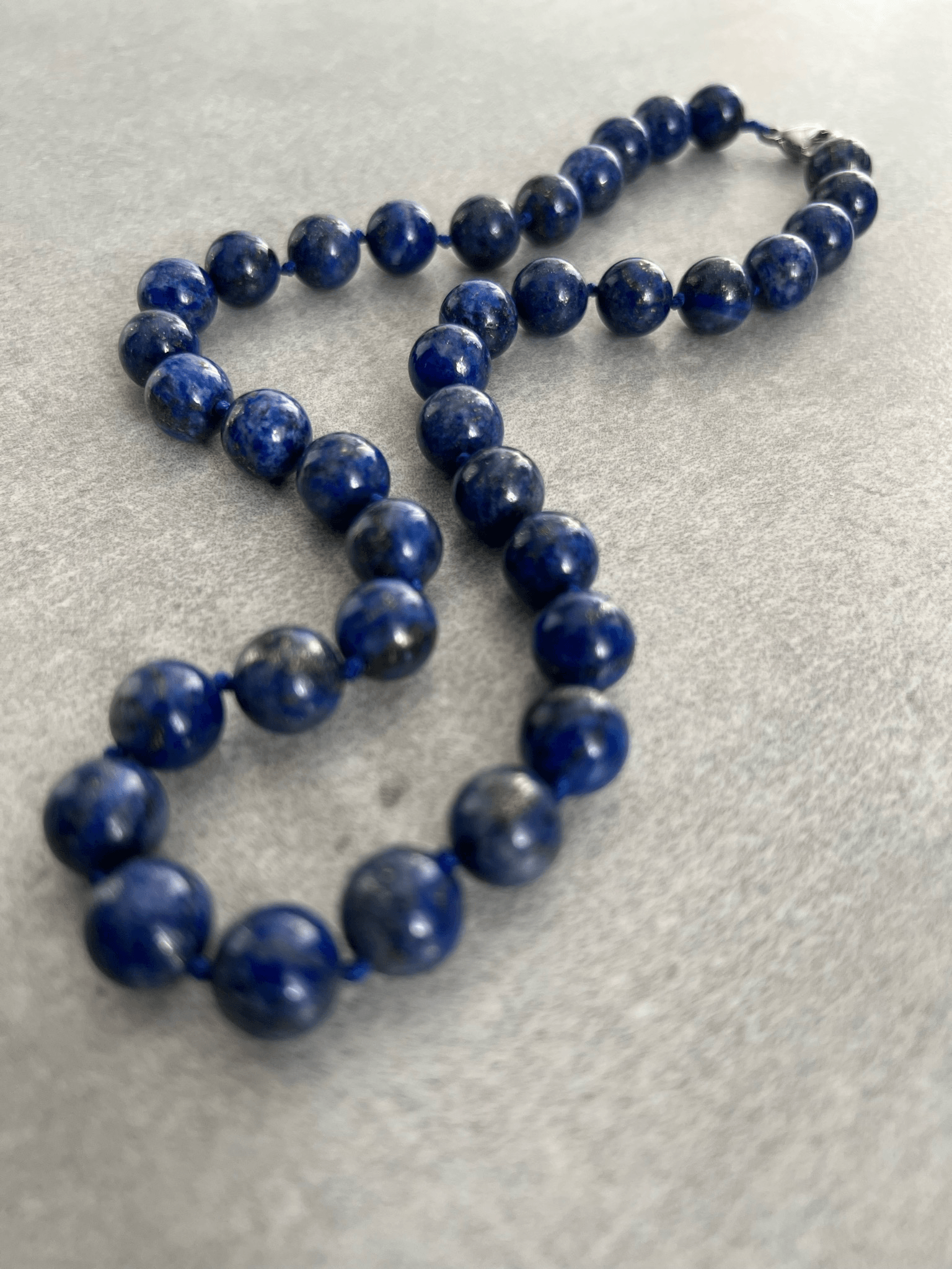 Collier chic ARTEMIS perles minérales bleu lapis - Créations Uniques