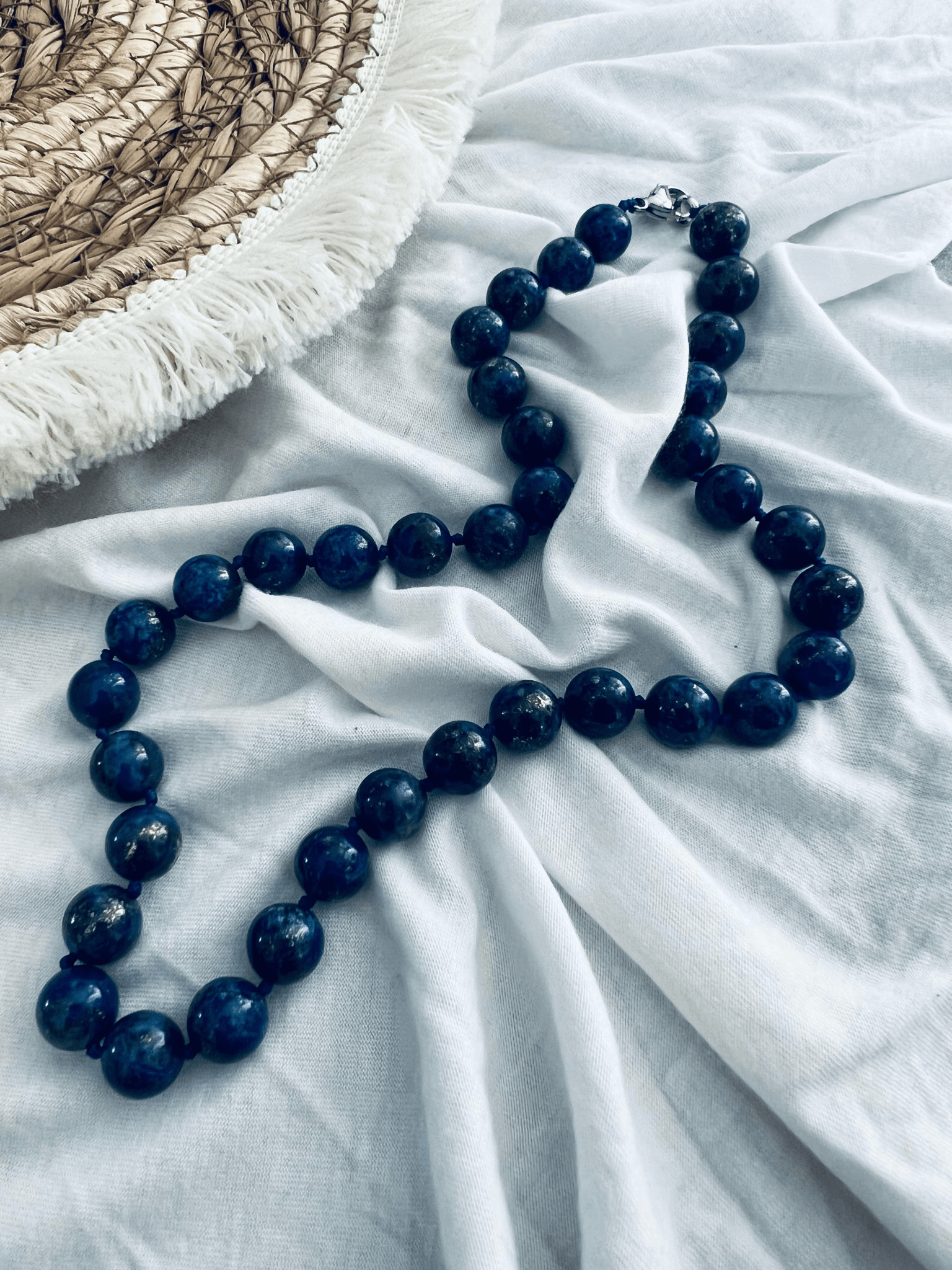 Collier chic ARTEMIS perles minérales bleu lapis - Créations Uniques