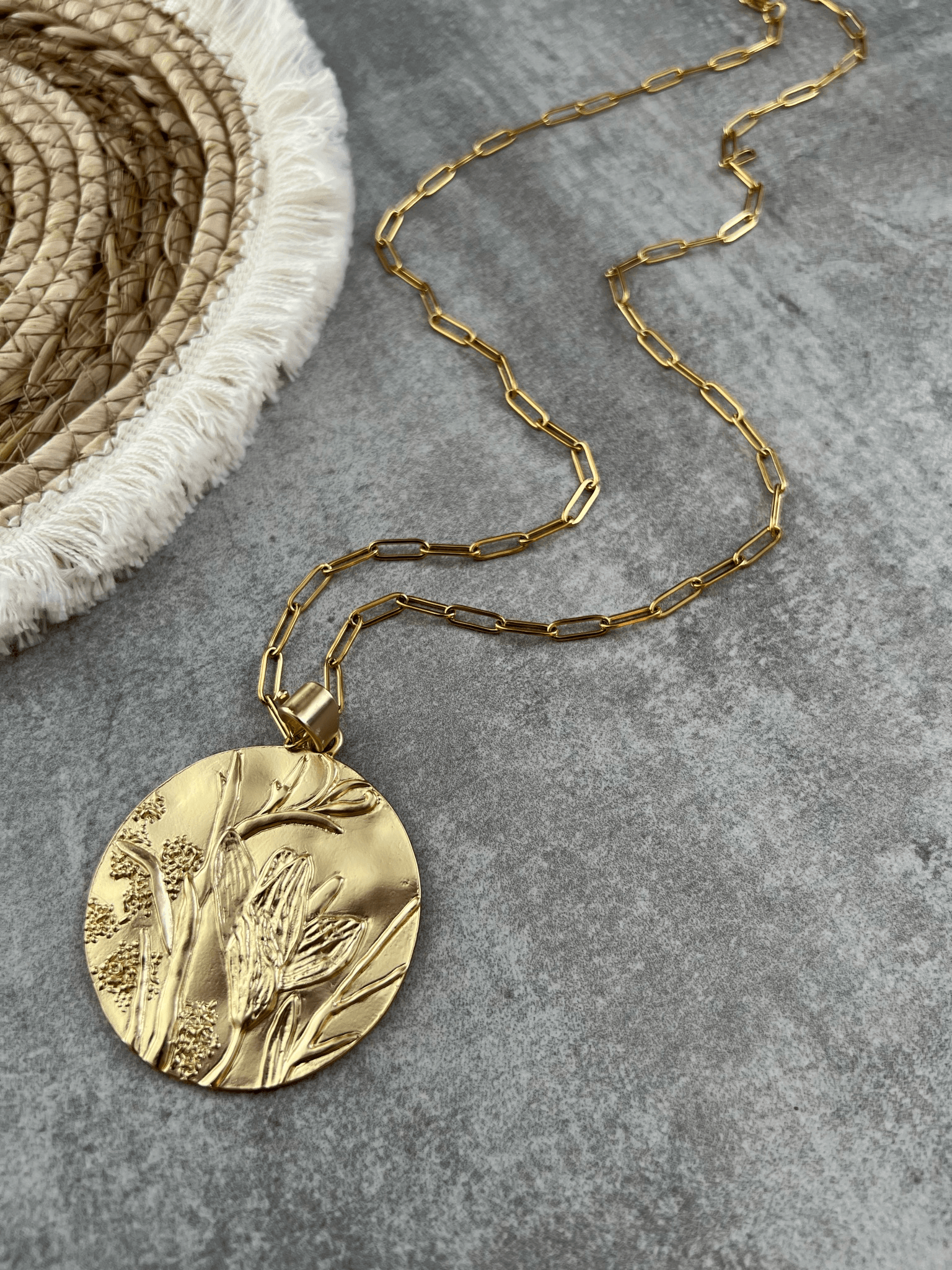 Collier TIAGO gros pendentif doré feuillage - Créations Uniques - Créations Uniques