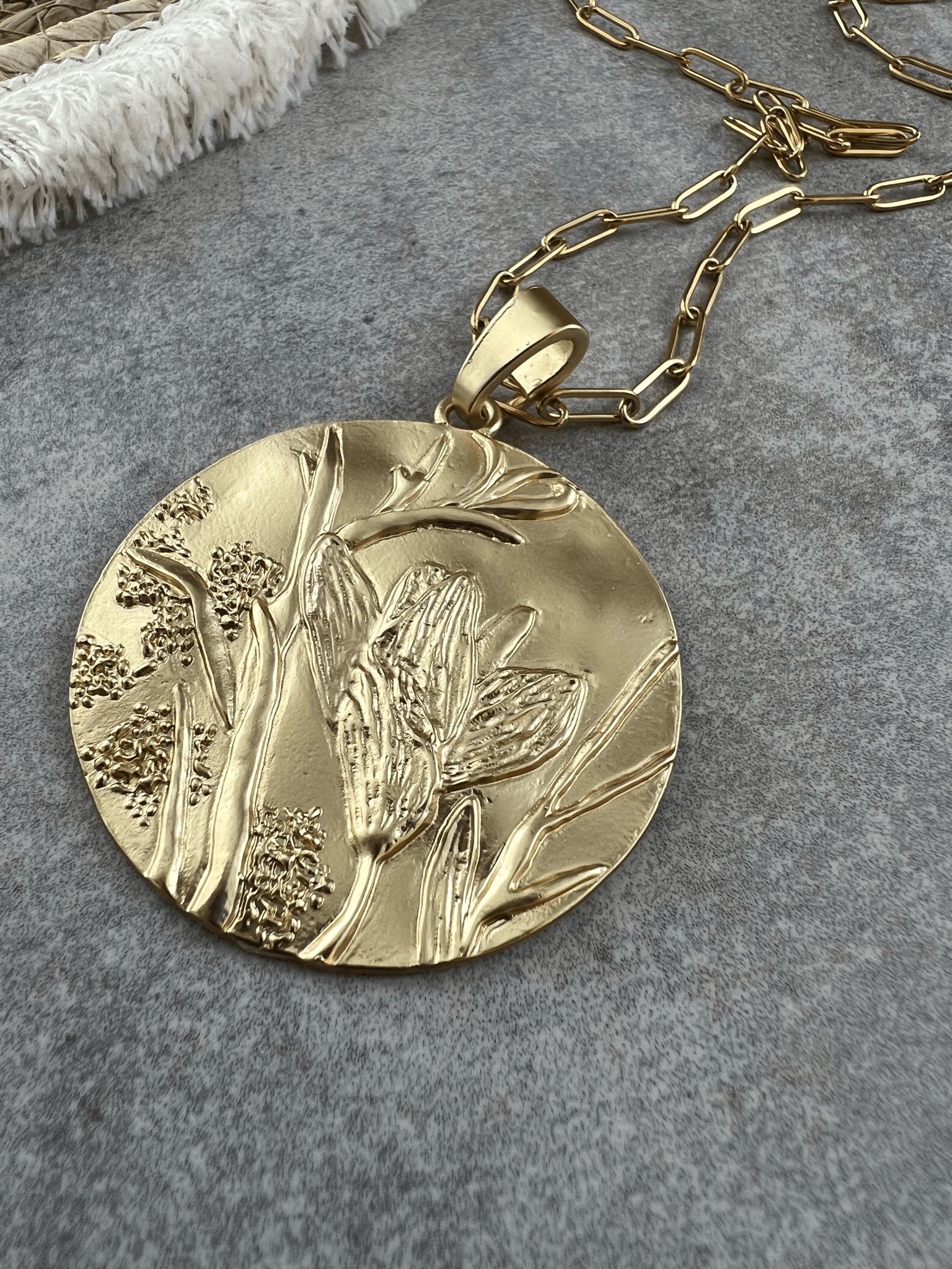 Collier TIAGO gros pendentif doré feuillage - Créations Uniques - Créations Uniques