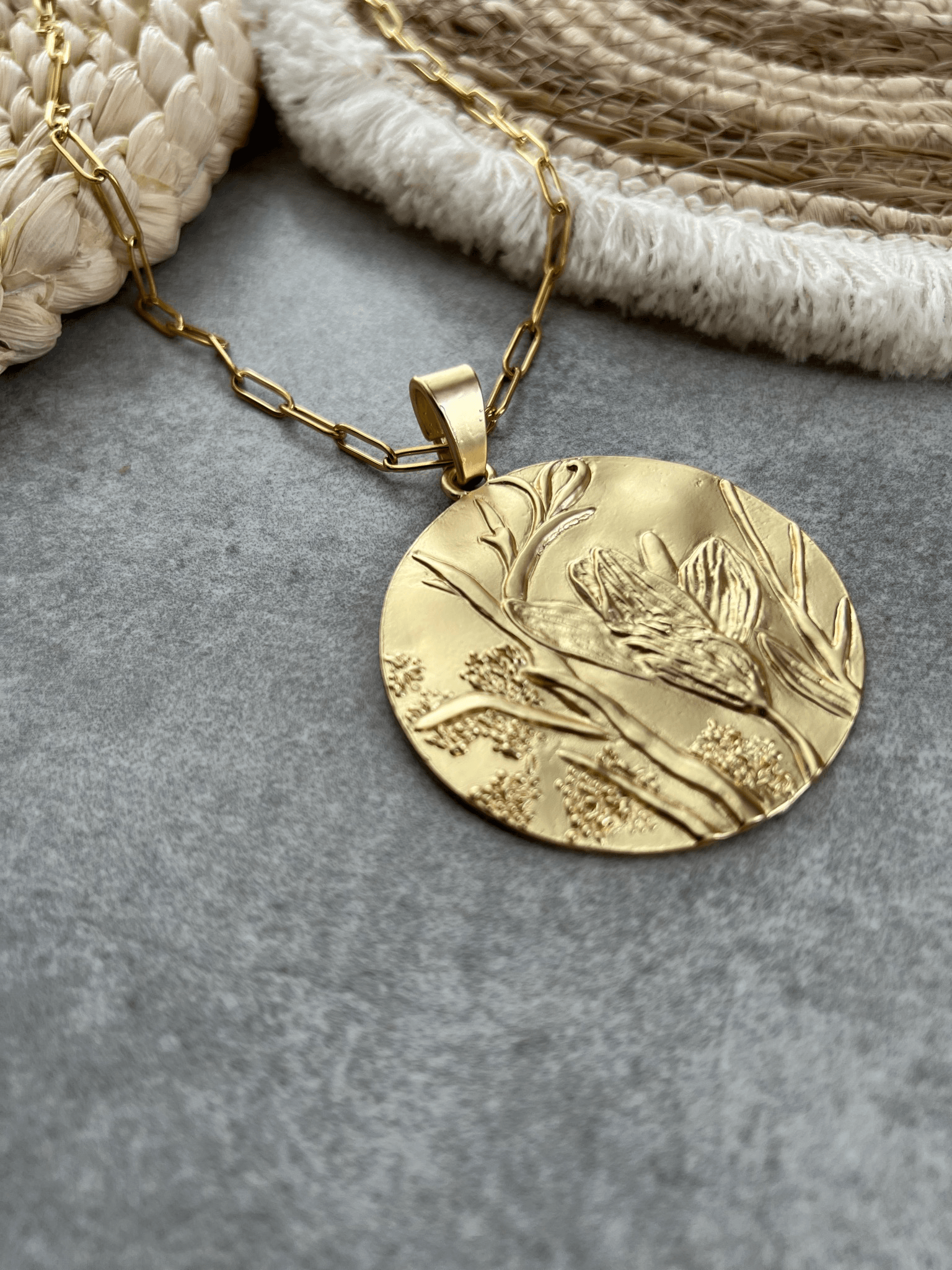 Collier TIAGO gros pendentif doré feuillage - Créations Uniques - Créations Uniques