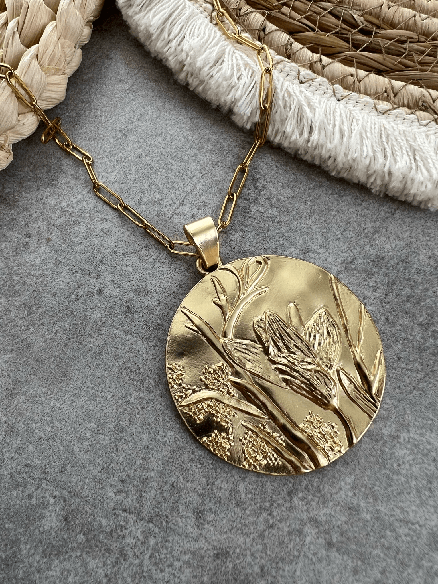 Collier TIAGO gros pendentif doré feuillage - Créations Uniques - Créations Uniques