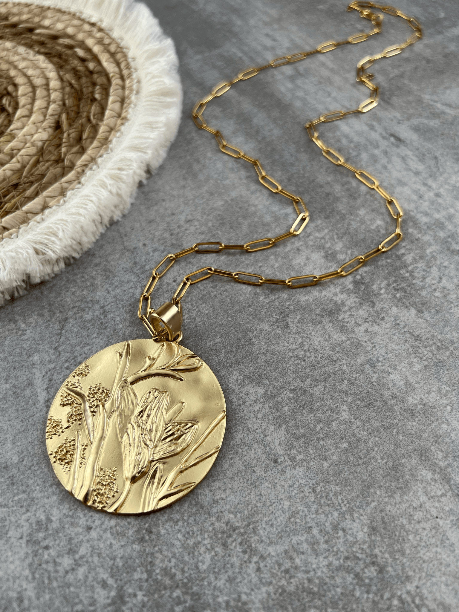 Collier TIAGO gros pendentif doré feuillage - Créations Uniques - Créations Uniques