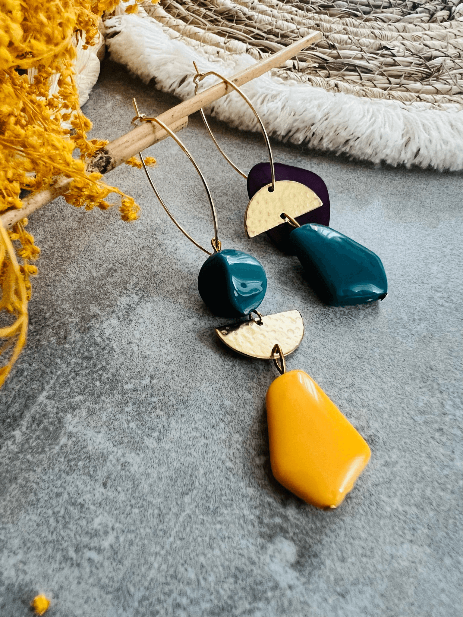 Boucles d’oreilles SOIZIC style asymétrique perles bleues et jaune moutarde - Créations Uniques - Créations Uniques