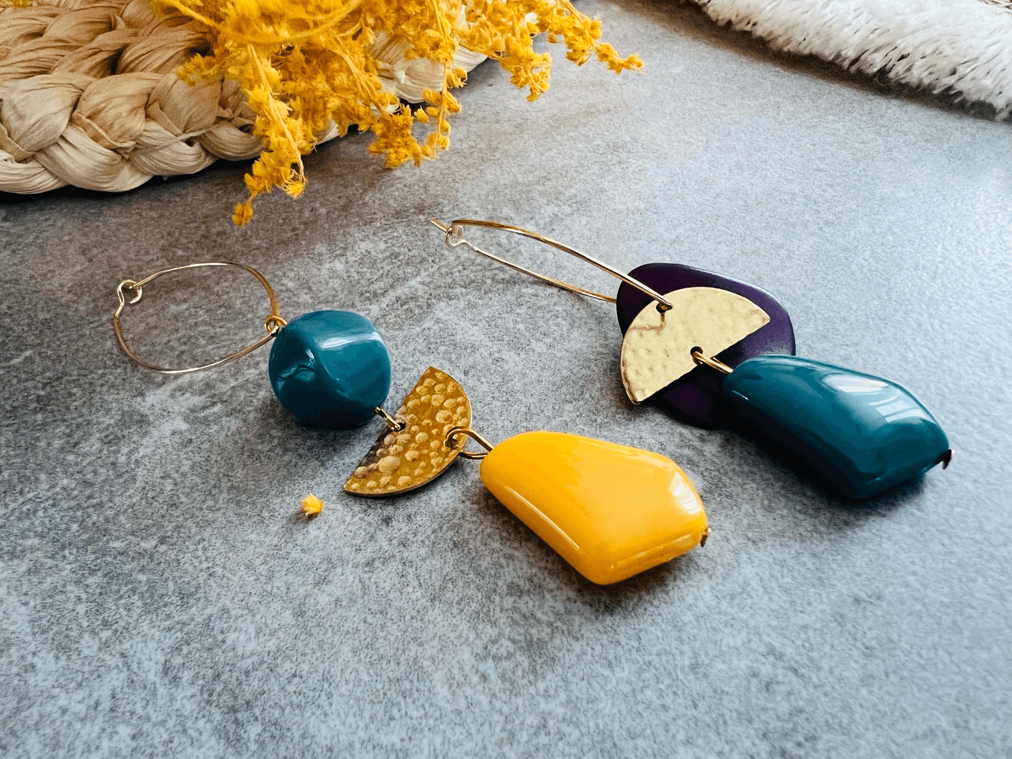 Boucles d’oreilles SOIZIC style asymétrique perles bleues et jaune moutarde - Créations Uniques - Créations Uniques