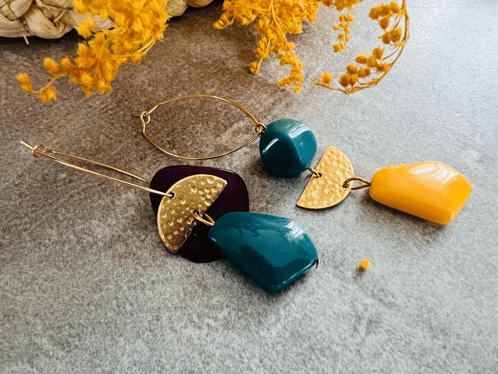 Boucles d’oreilles SOIZIC style asymétrique perles bleues et jaune moutarde - Créations Uniques - Créations Uniques