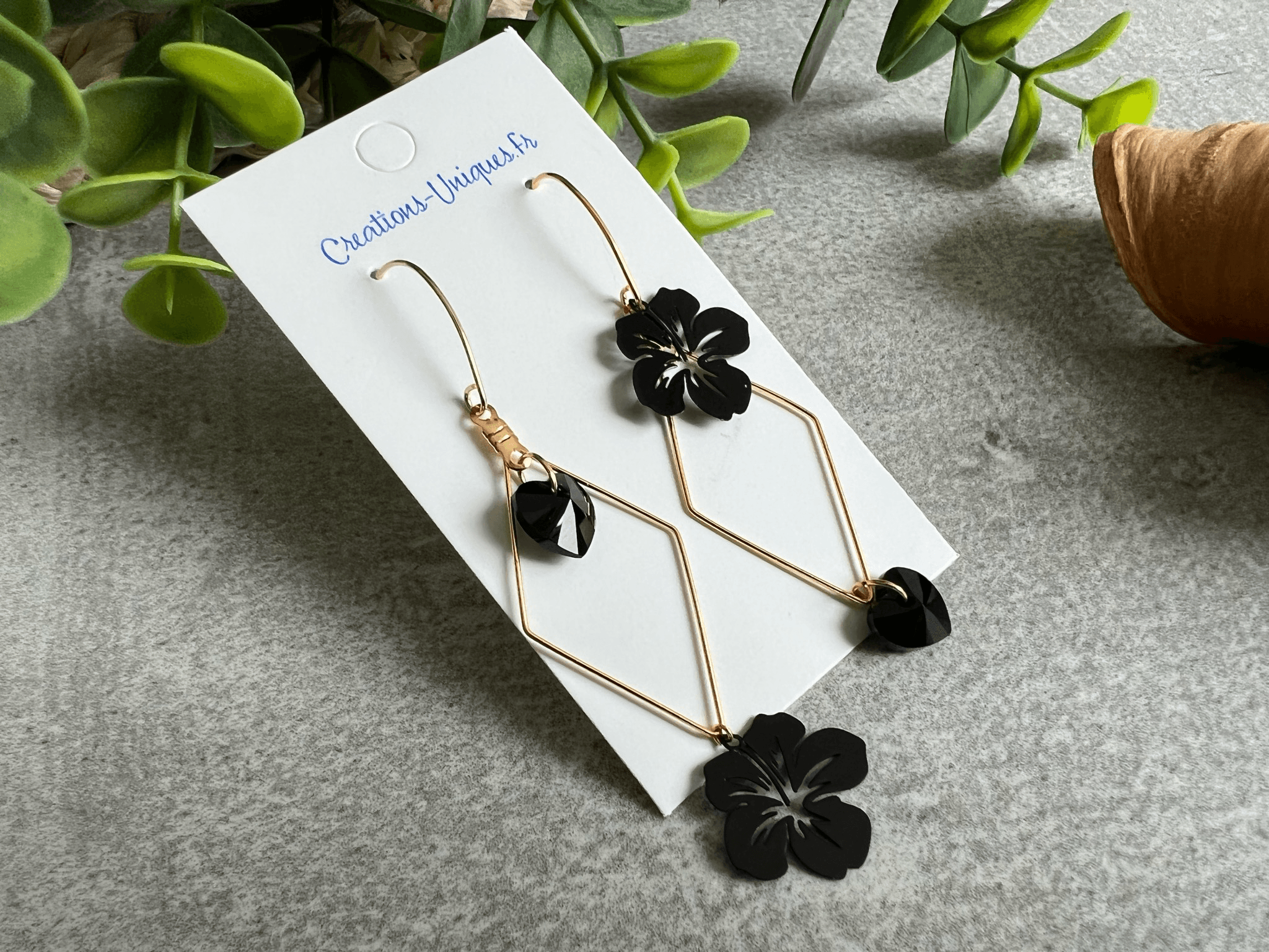 Boucles d’oreilles asymétriques MEY cœurs cristal noirs et fleurs hibiscus - Créations Uniques - Créations Uniques