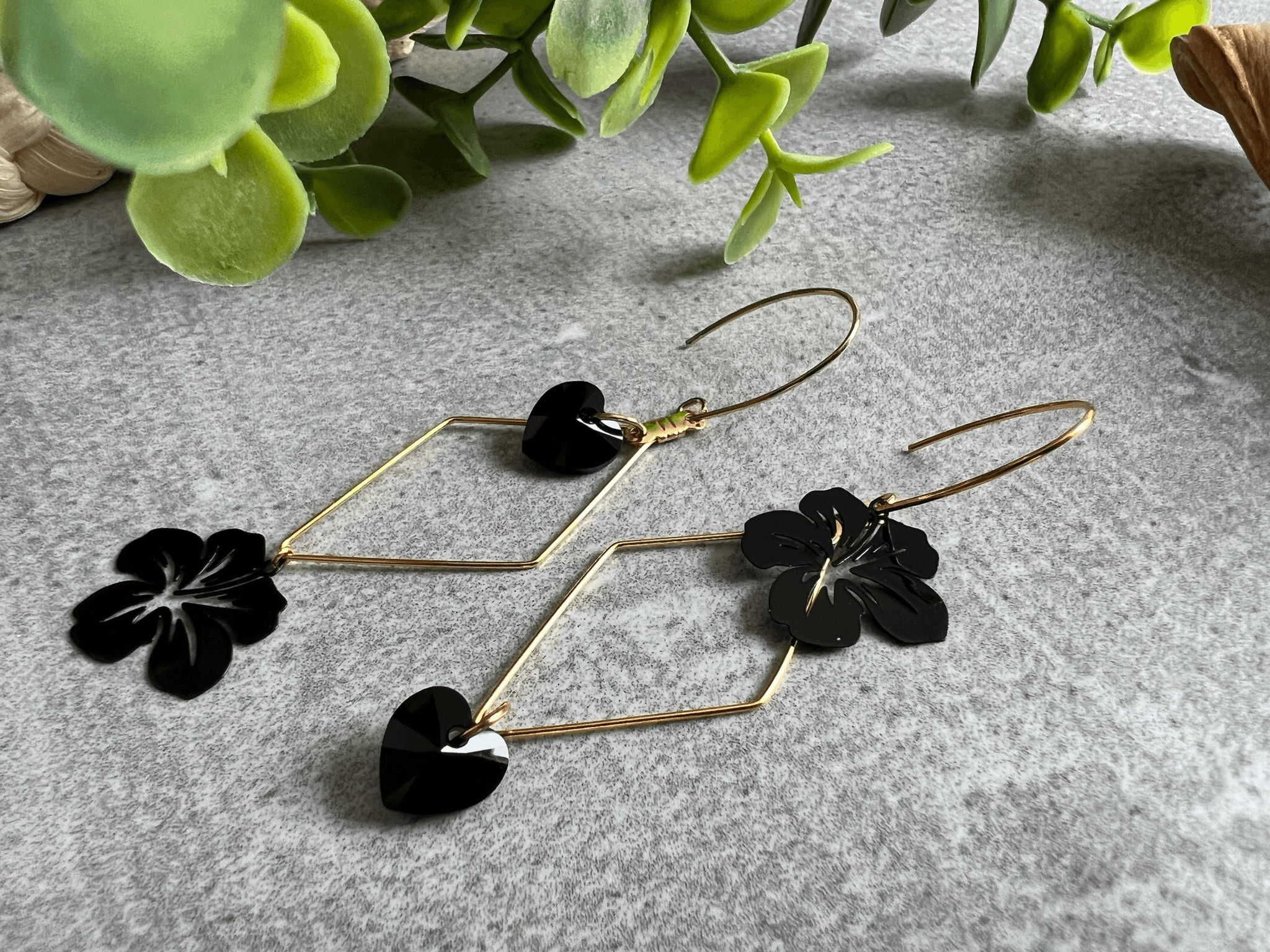 Boucles d’oreilles asymétriques MEY cœurs cristal noirs et fleurs hibiscus - Créations Uniques - Créations Uniques
