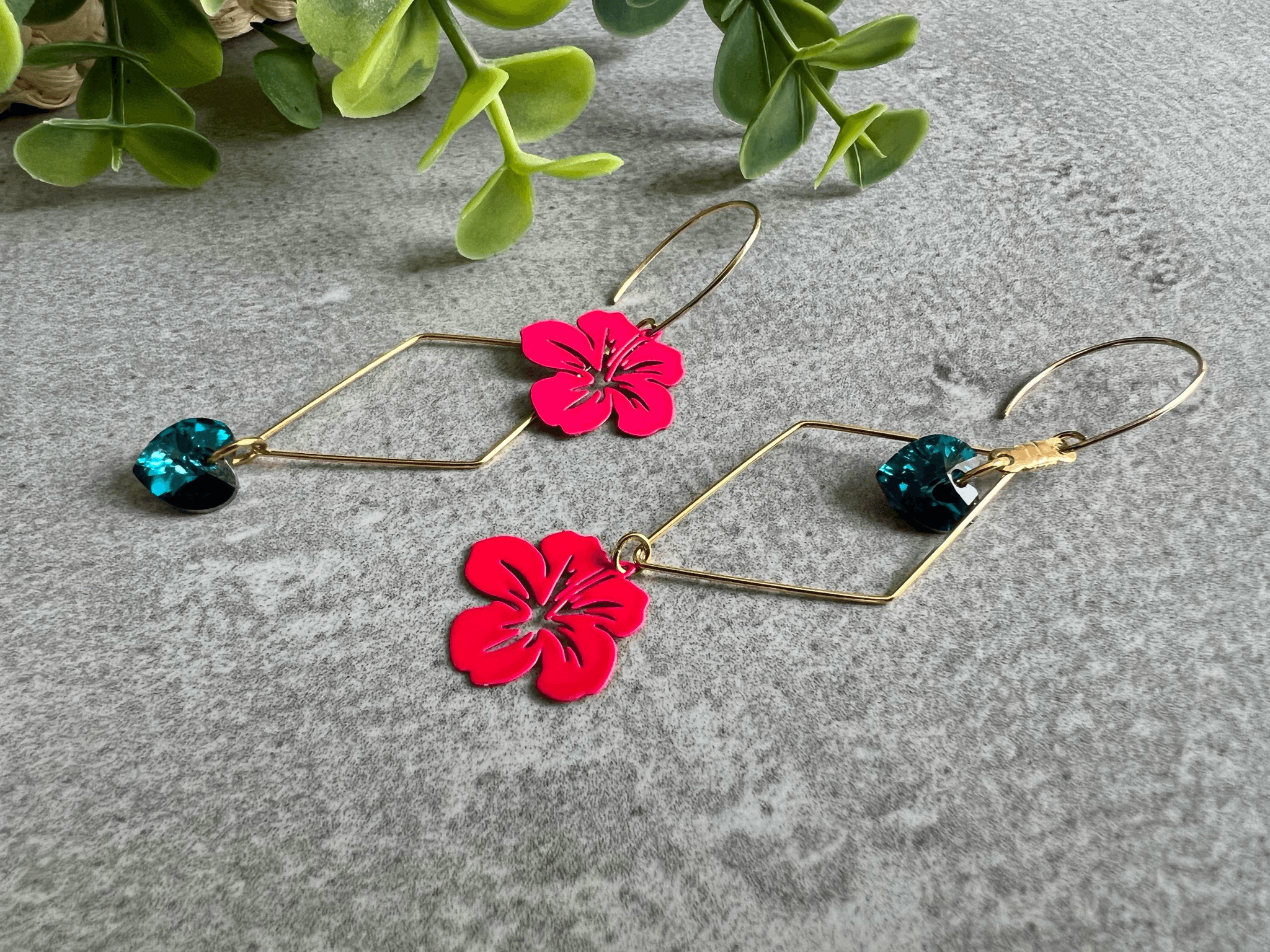 Boucles d’oreilles asymétriques JANET cœurs cristal Bermudes et fleurs hibiscus - Créations Uniques - Créations Uniques