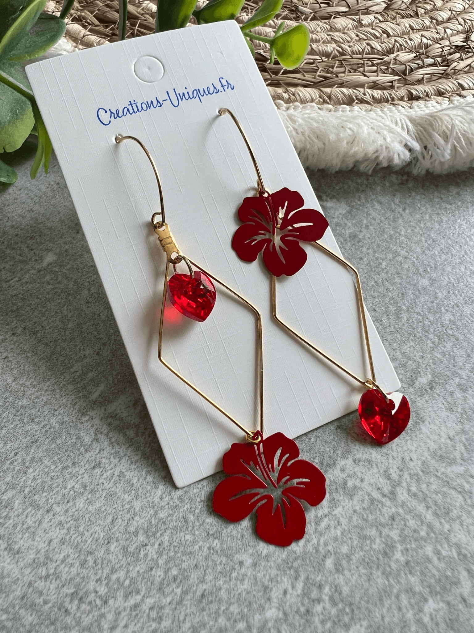 Boucles d’oreilles asymétriques ELÉONORE cœurs cristal rouge et fleurs hibiscus - Créations Uniques - Créations Uniques