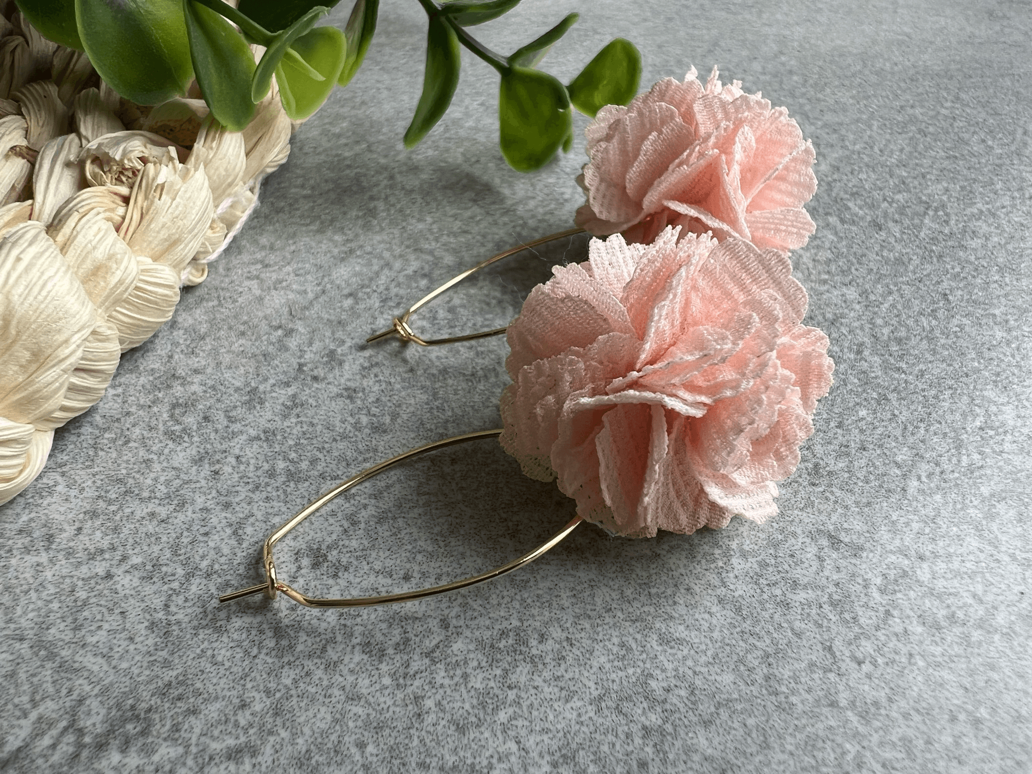 Boucles d’oreilles REESE pompons rose clair - Créations Uniques - Créations Uniques