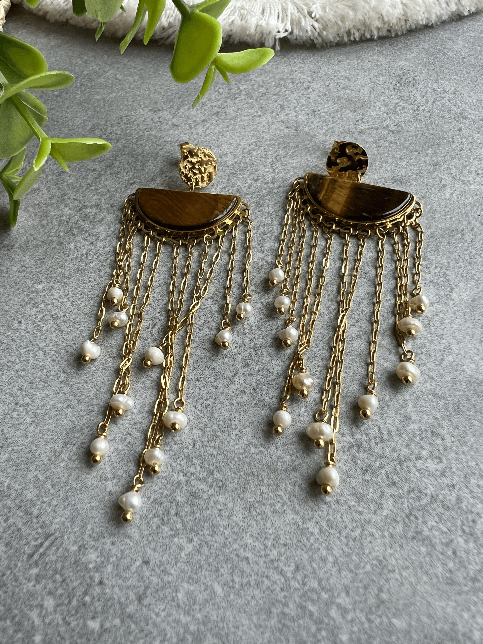 Boucles d’oreilles PRITI fines chaînes dorées et perles blanches - Créations Uniques