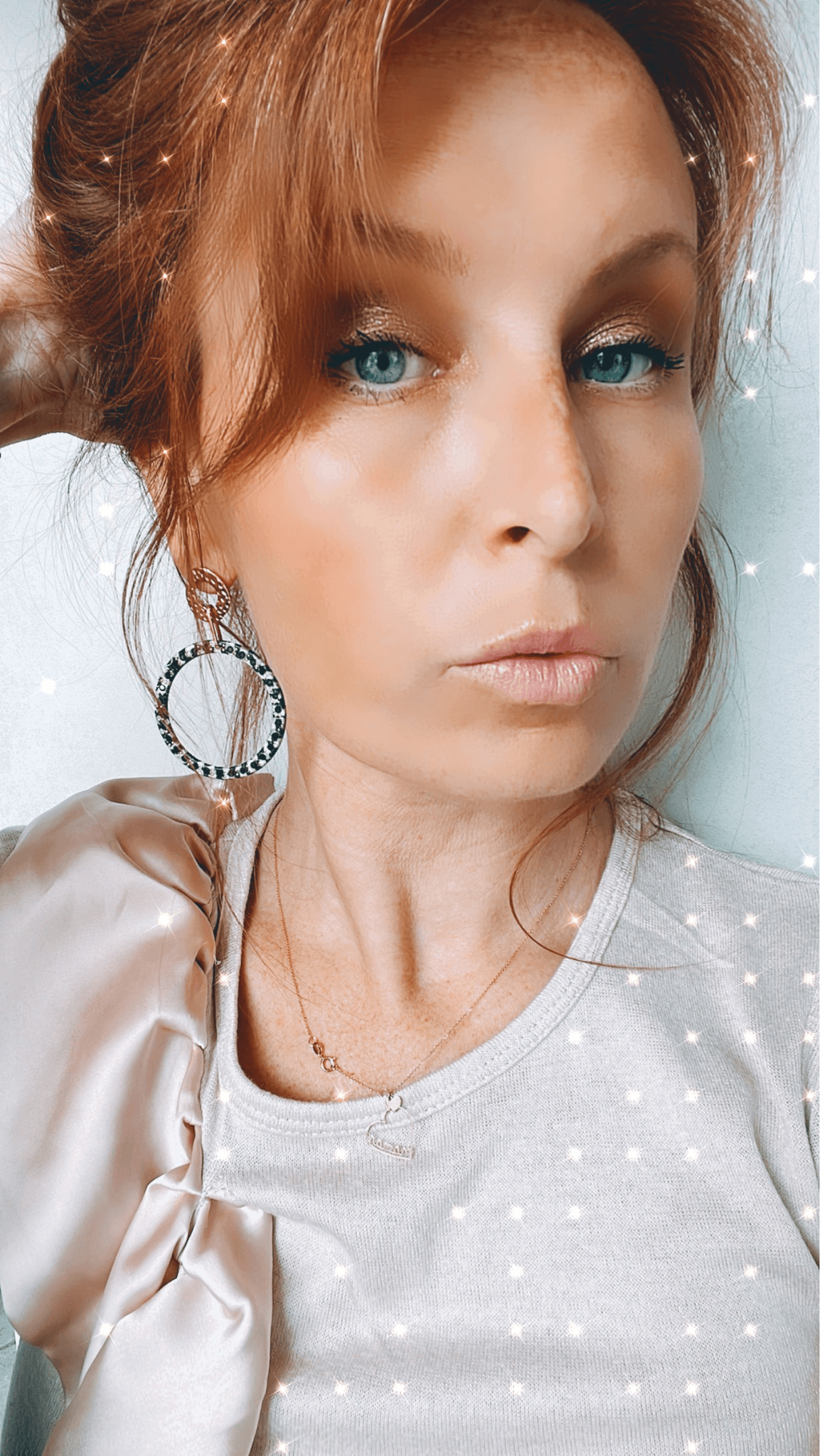 Boucles d’oreilles ELSIE rondes résine et clous dorés - Créations Uniques