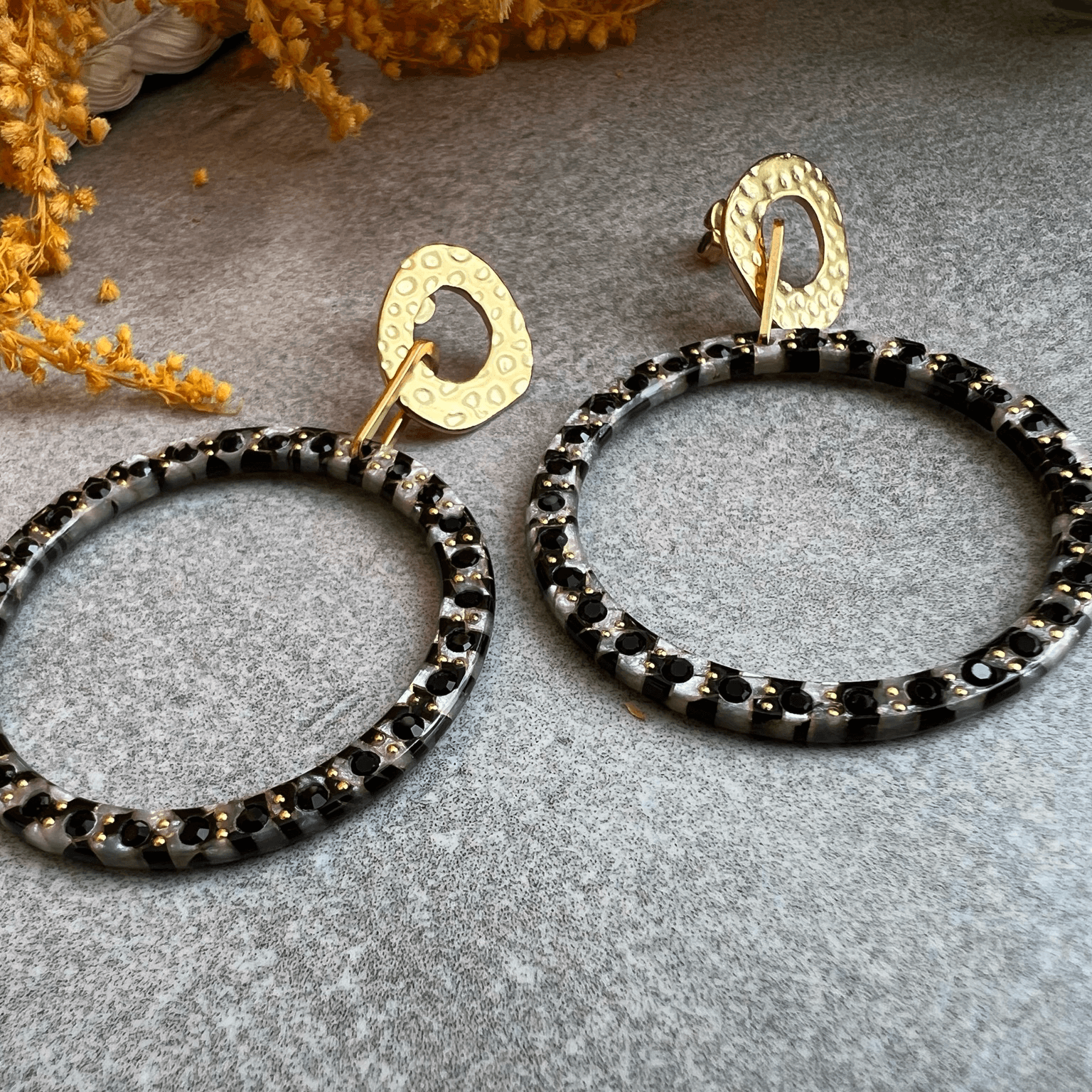 Boucles d’oreilles ELSIE rondes résine et clous dorés - Créations Uniques