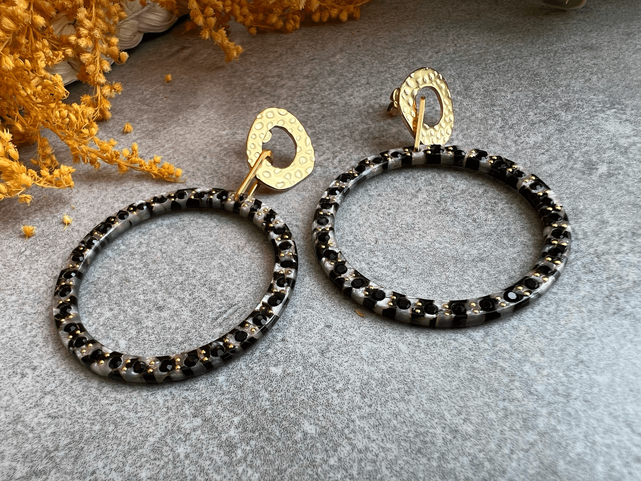 Boucles d’oreilles ELSIE rondes résine et clous dorés - Créations Uniques