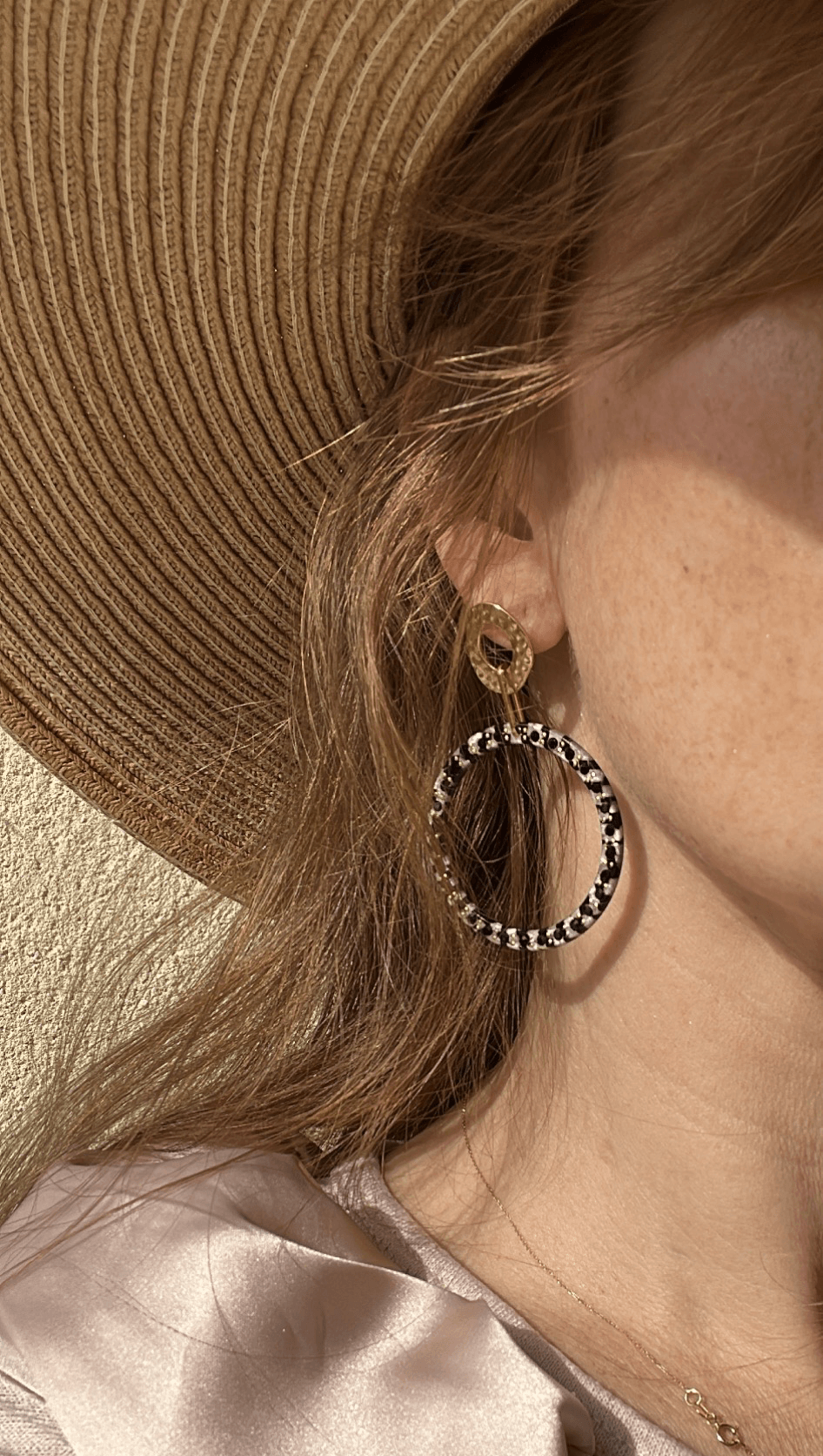 Boucles d’oreilles ELSIE rondes résine et clous dorés - Créations Uniques