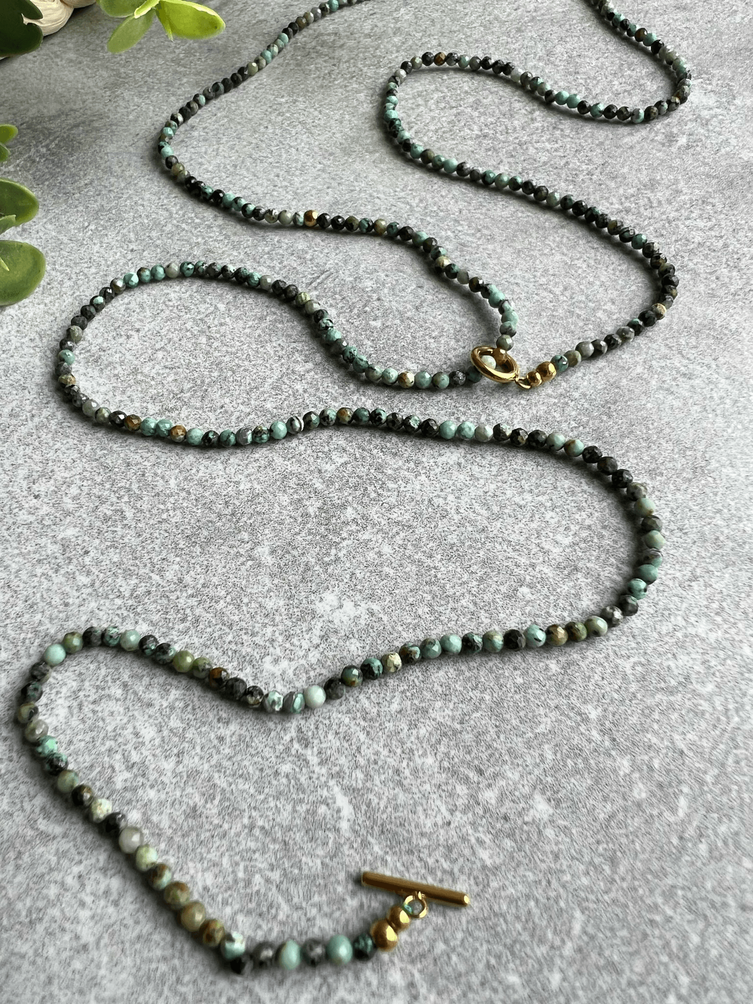 Collier LA DIGUE fines perles vertes, style bohème plongeant - Créations Uniques