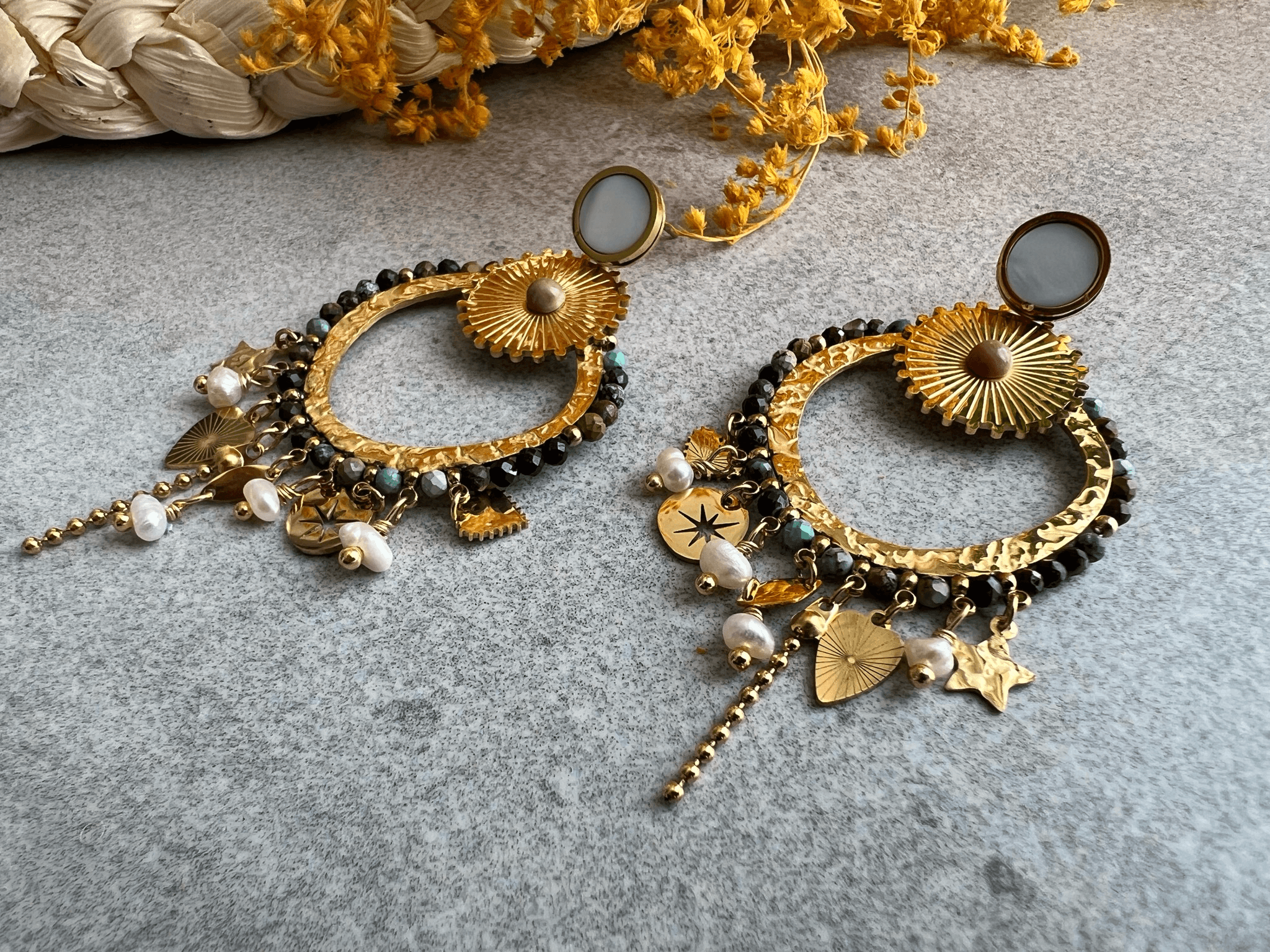 Boucles d’oreilles MARIE-AMELIE dorées, perles et multi pampilles clous blancs. - Créations Uniques