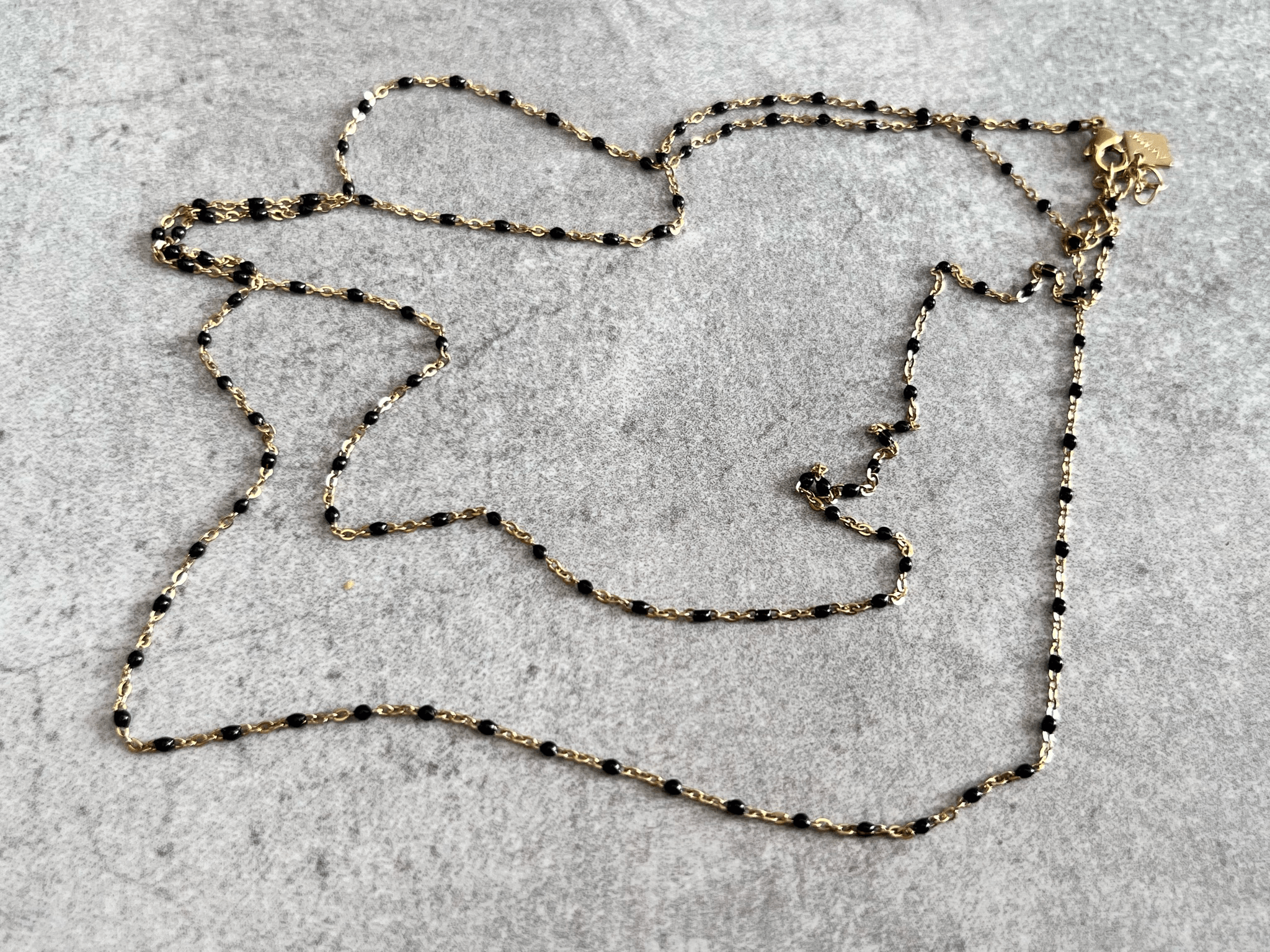 Collier ETHEL mini billes résine noires chaîne dorée - Créations Uniques