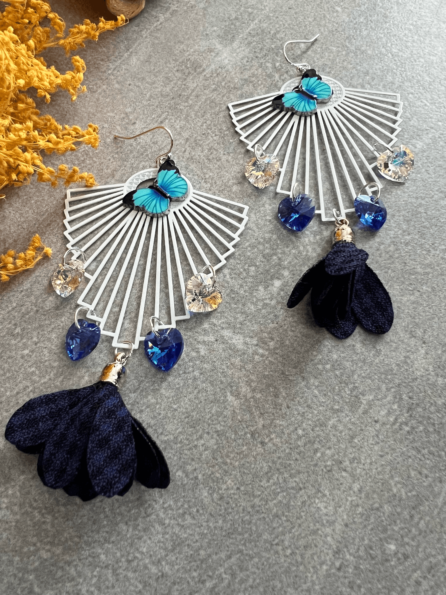 Boucles d’oreilles YVETTE cœurs cristal et papillons bleus - Créations Uniques - Créations Uniques