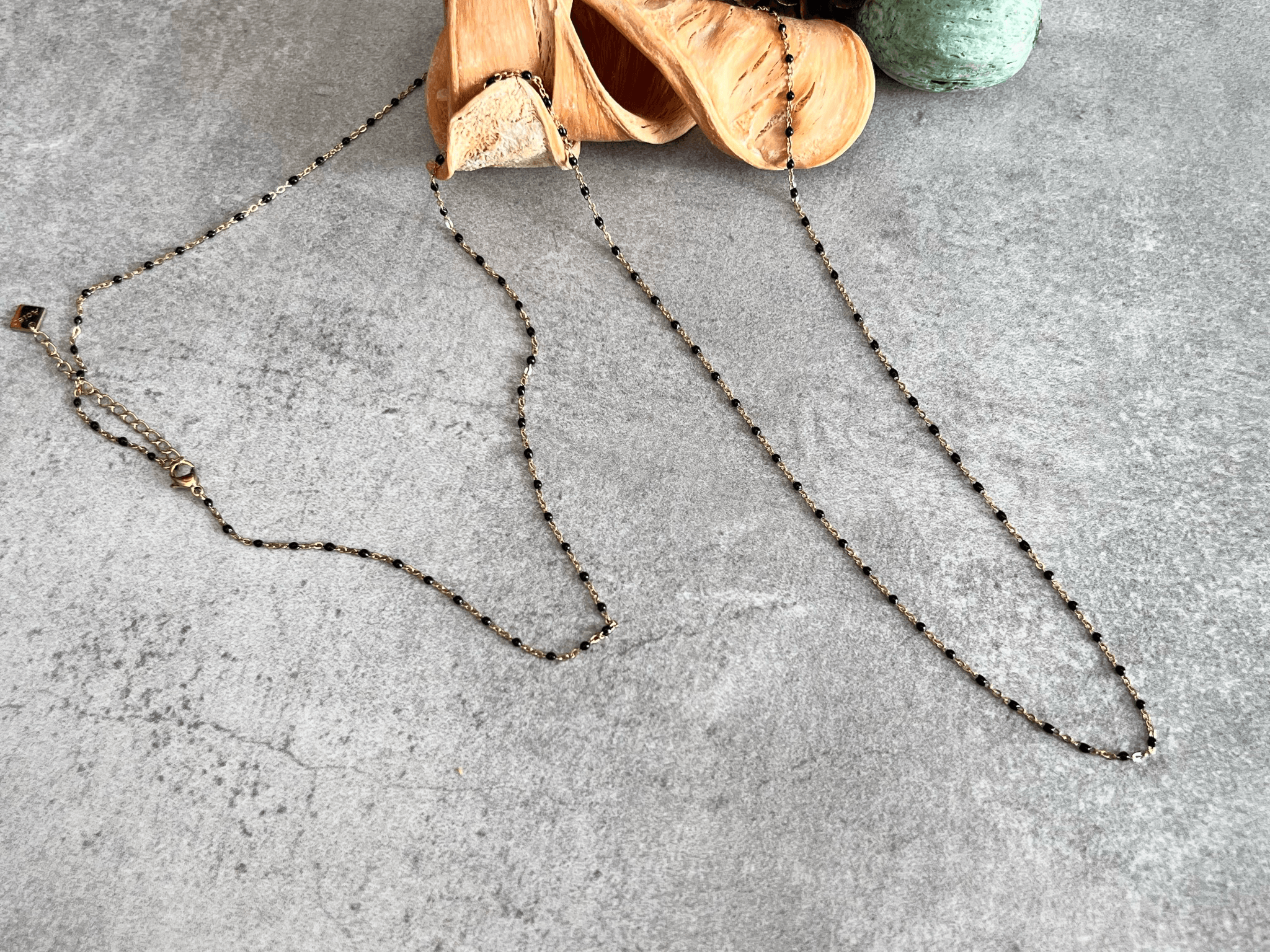 Collier ETHEL mini billes résine noires chaîne dorée - Créations Uniques