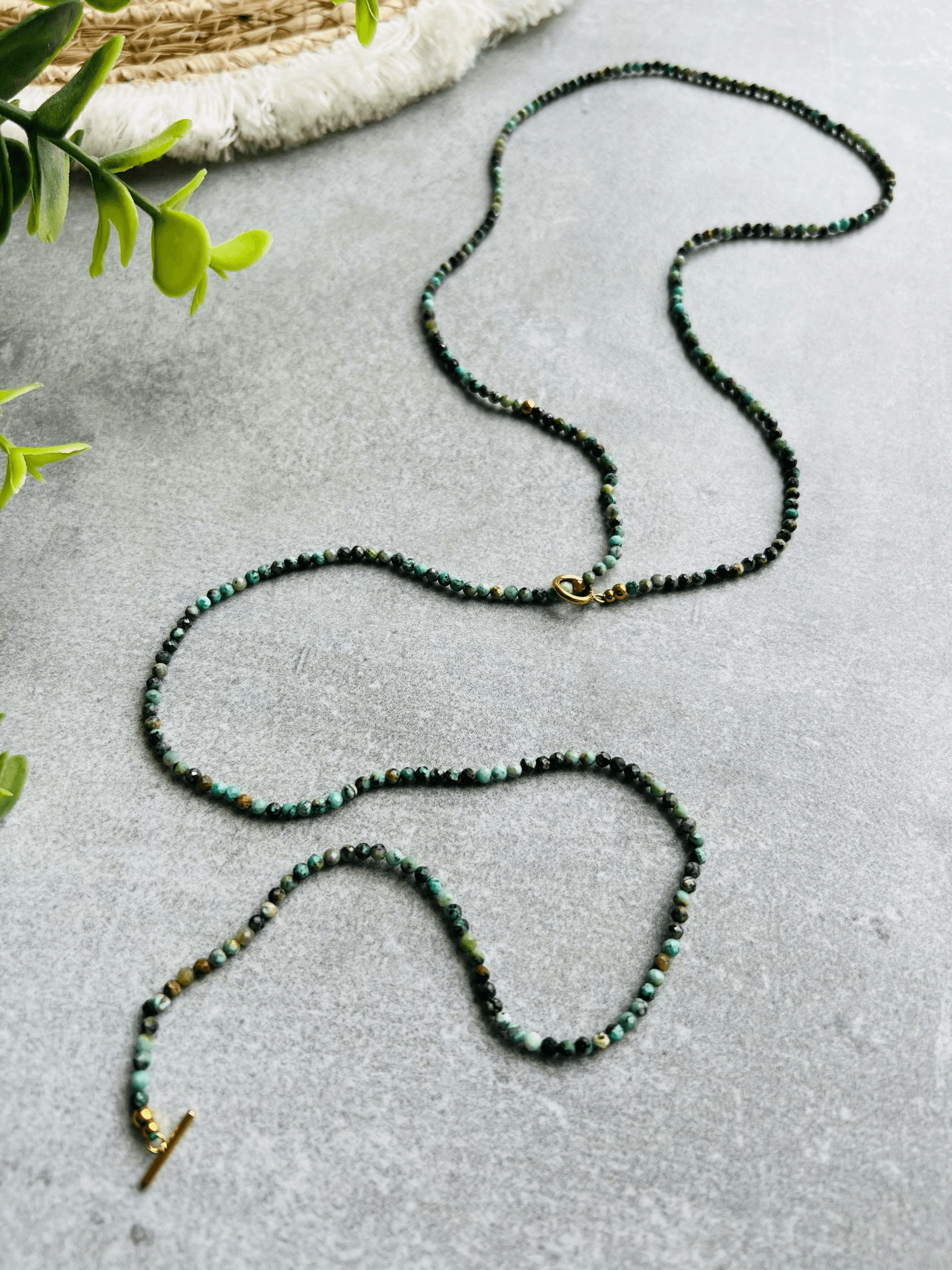 Collier LA DIGUE fines perles vertes, style bohème plongeant - Créations Uniques