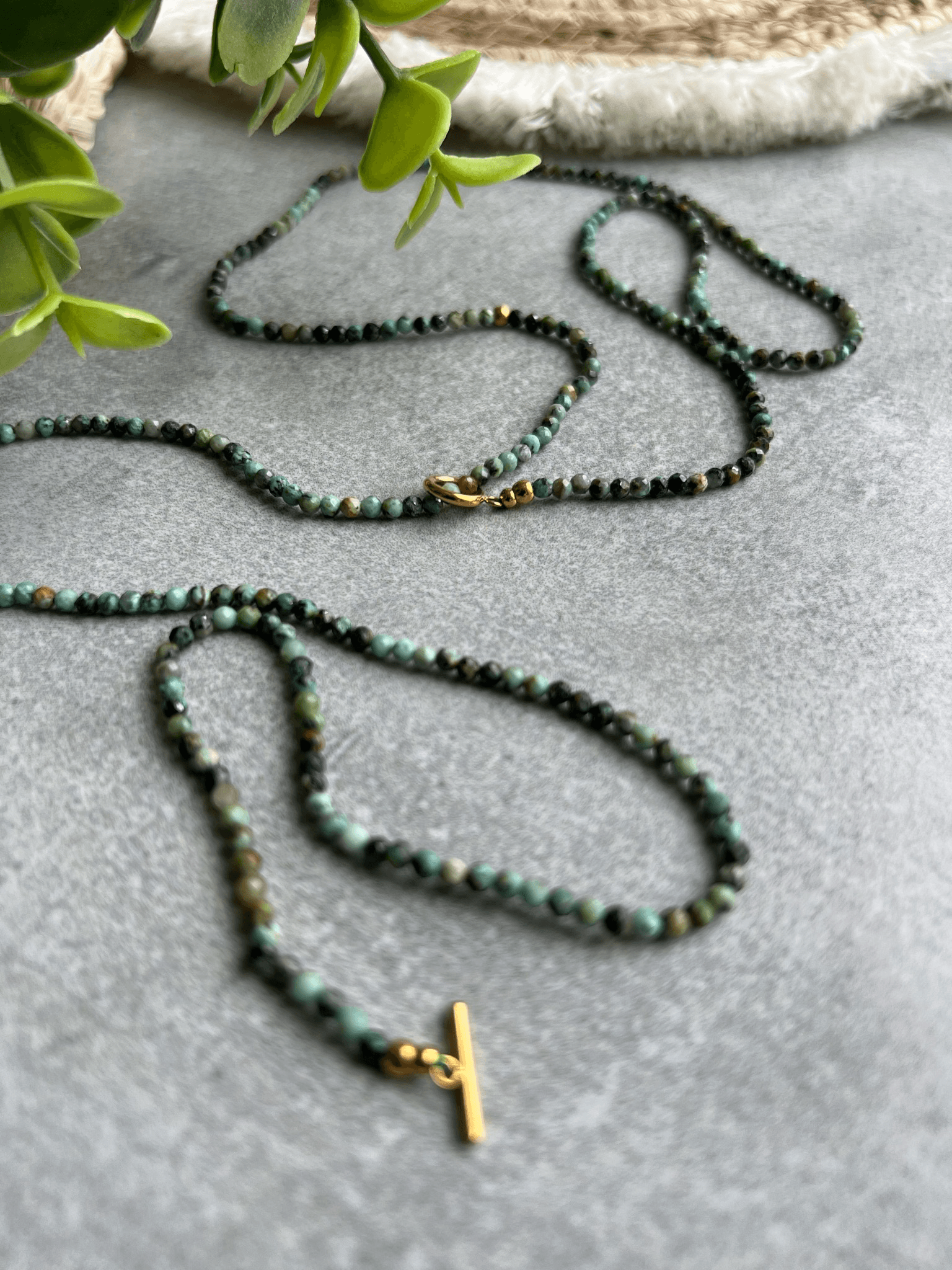 Collier LA DIGUE fines perles vertes, style bohème plongeant - Créations Uniques