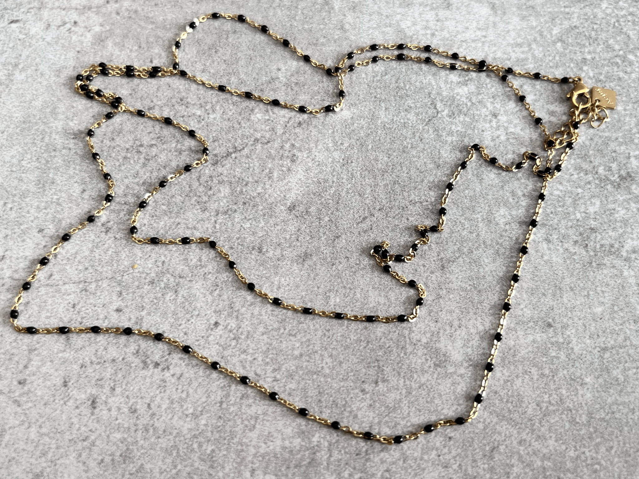 Collier ETHEL mini billes résine noires chaîne dorée - Créations Uniques