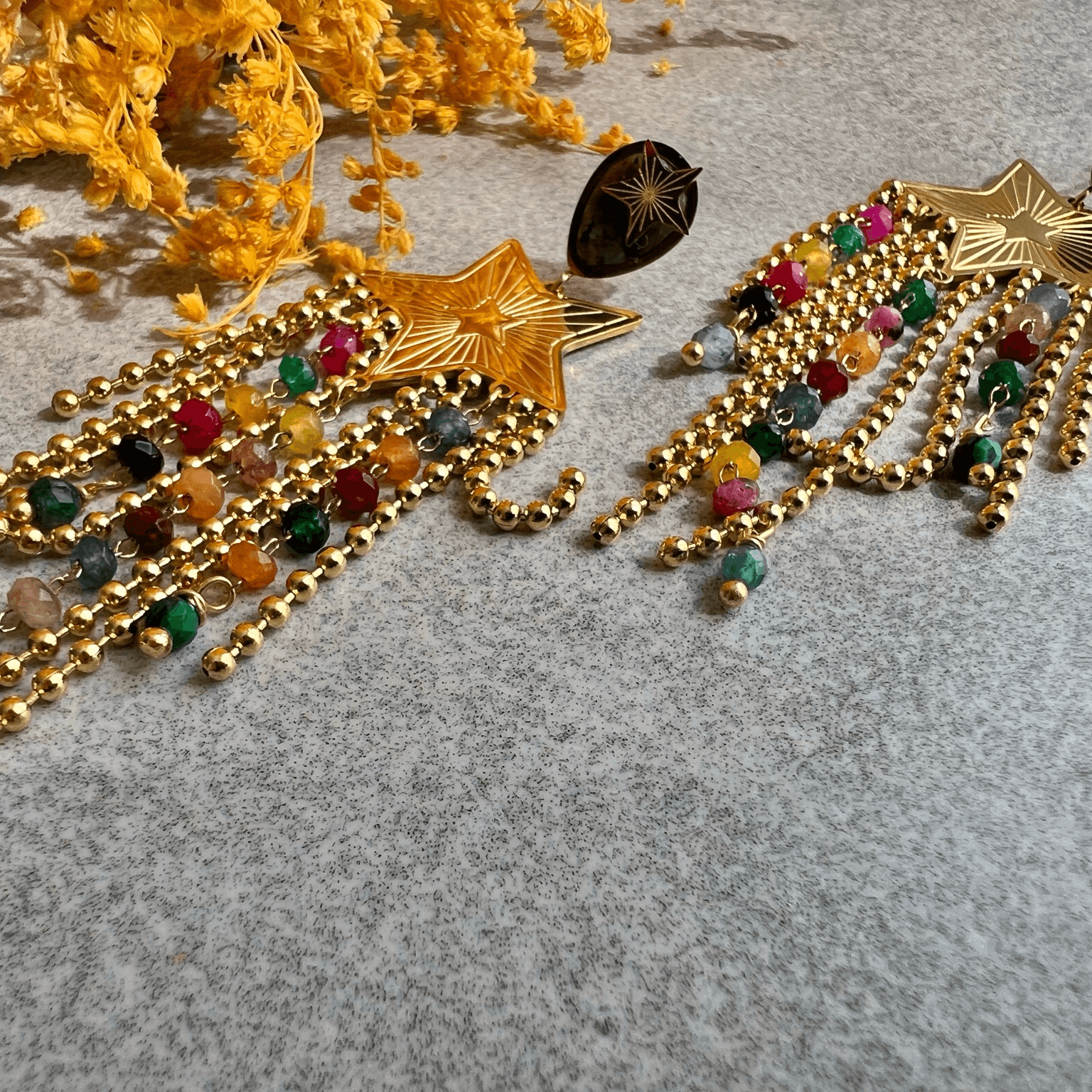 Boucles d’oreilles REGGIE étoiles dorées et perles multicolores - Créations Uniques