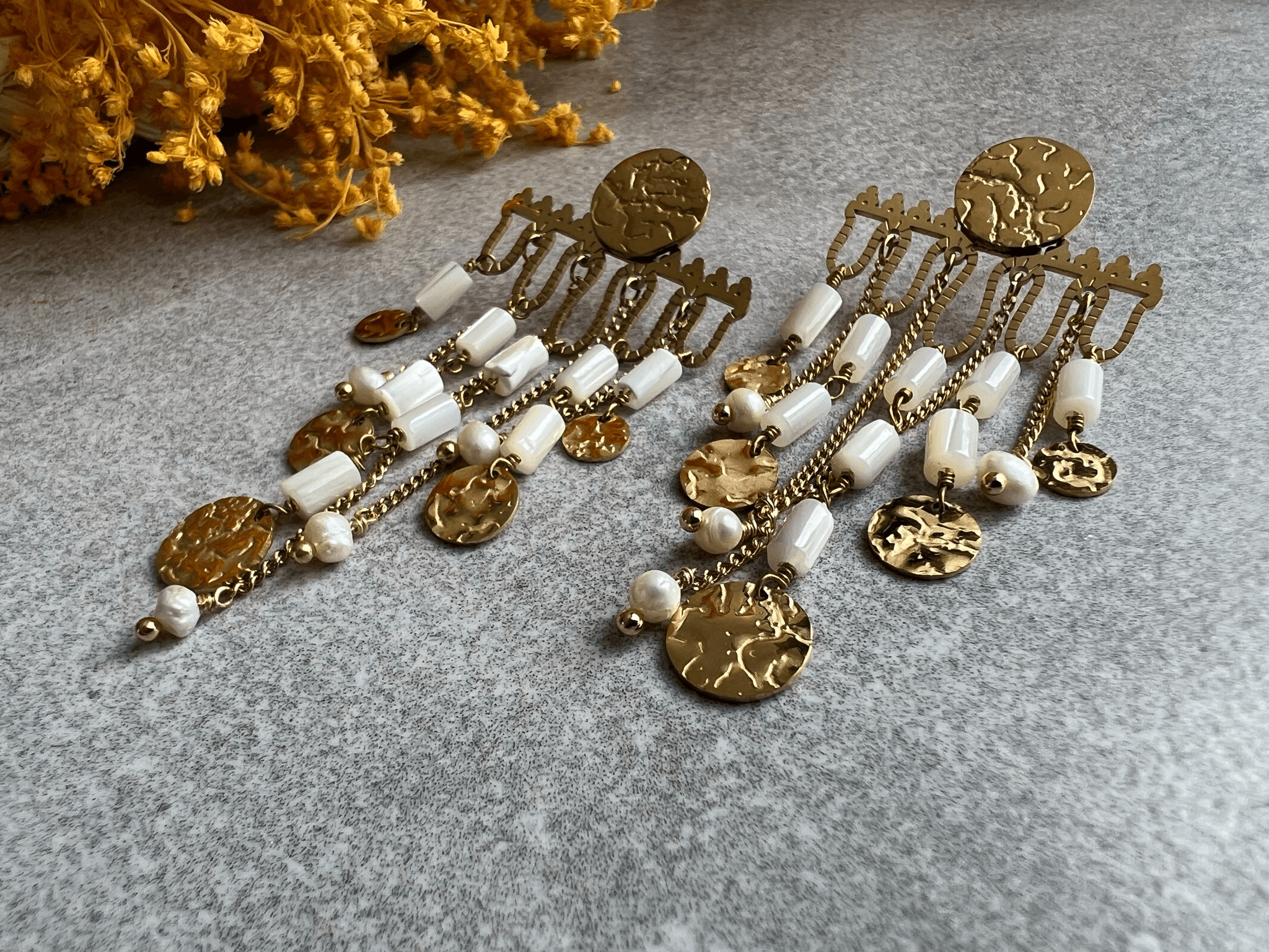 Boucles d’oreilles BEE perles blanches - Créations Uniques