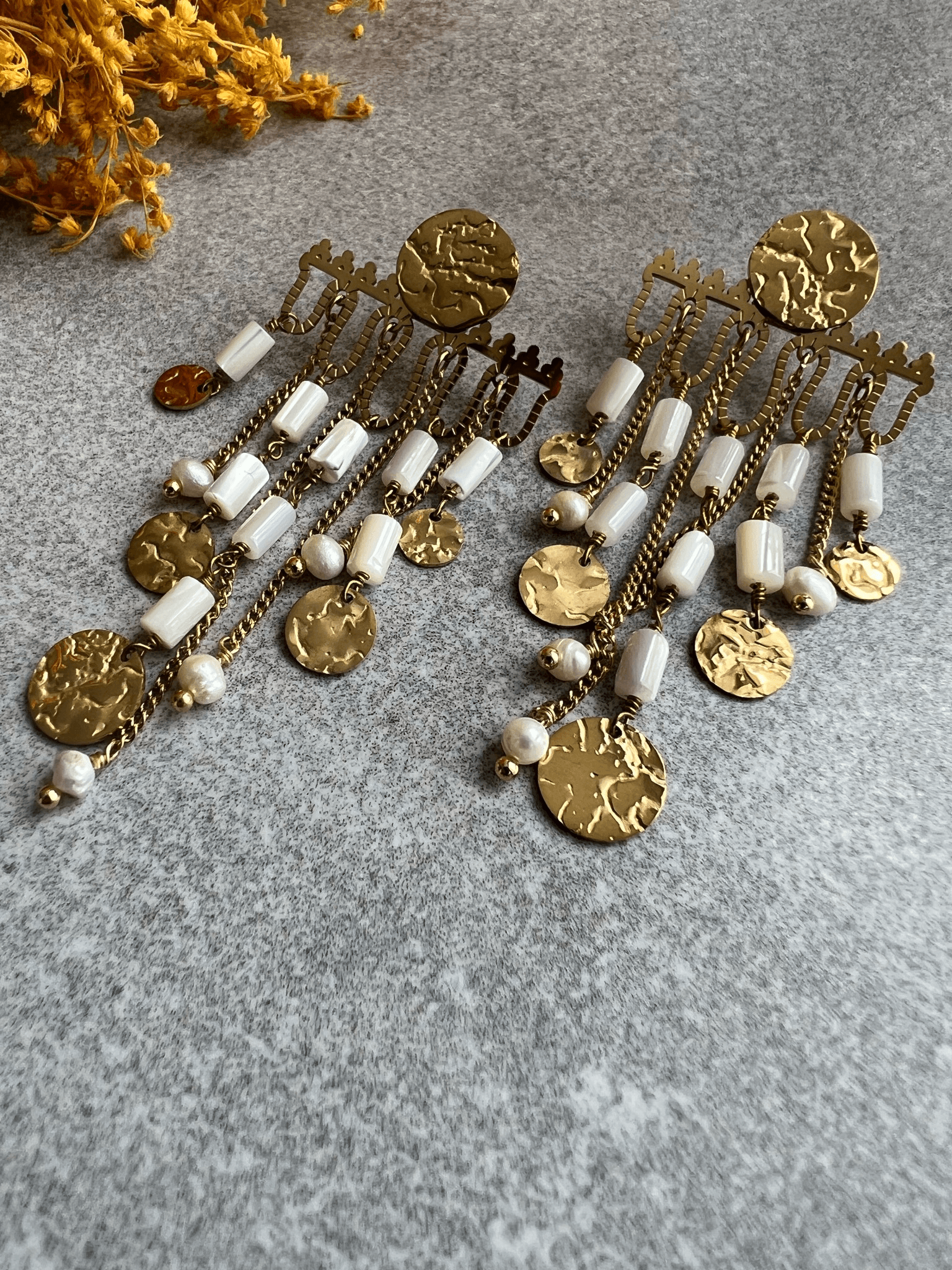 Boucles d’oreilles BEE perles blanches - Créations Uniques