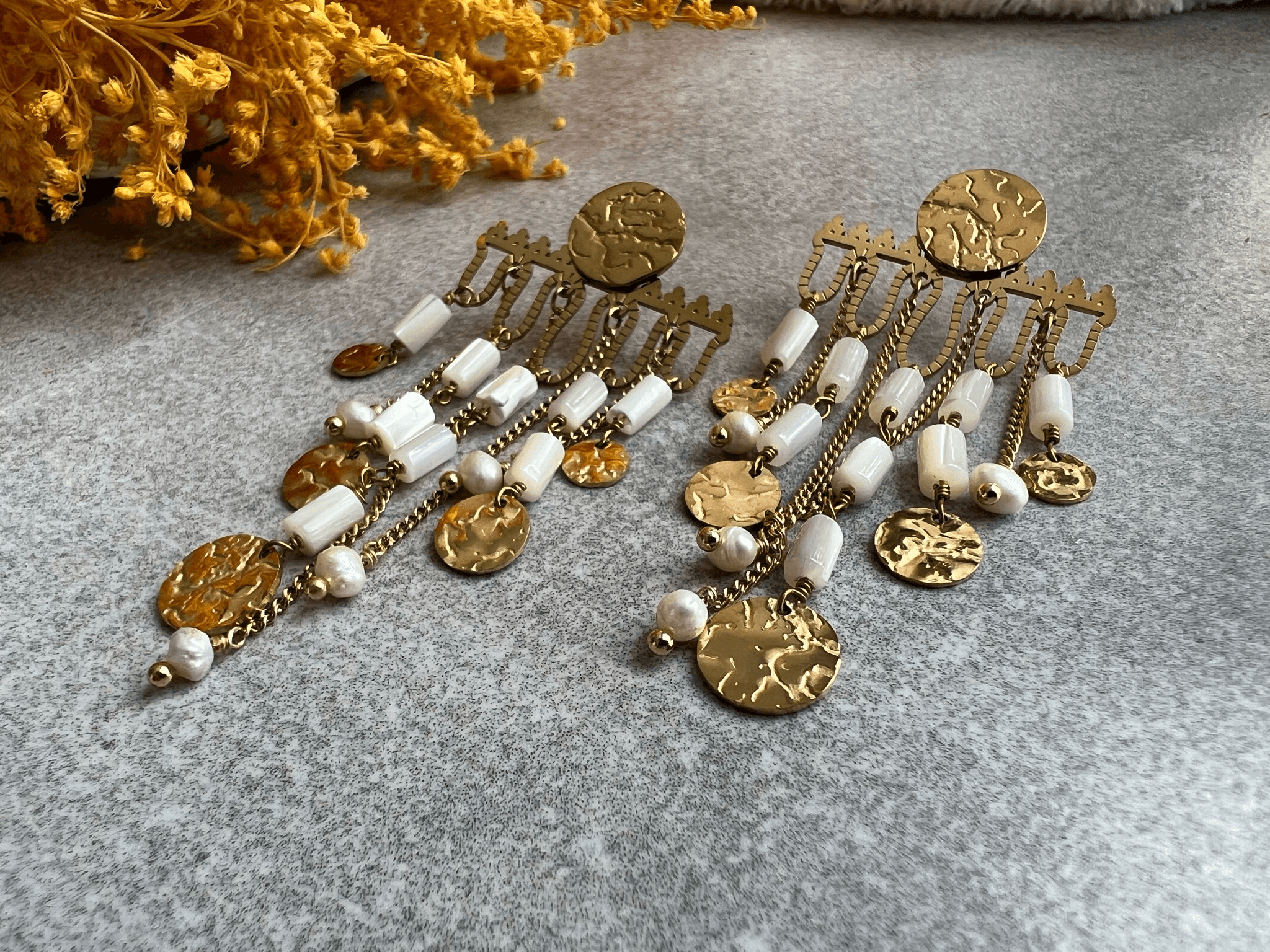 Boucles d’oreilles BEE perles blanches - Créations Uniques