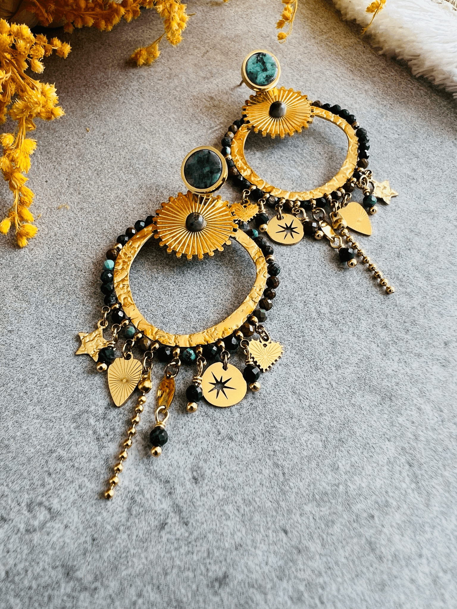 Boucles d’oreilles MARIE-AMELIE dorées, perles et multi pampilles clous vert foncé - Créations Uniques