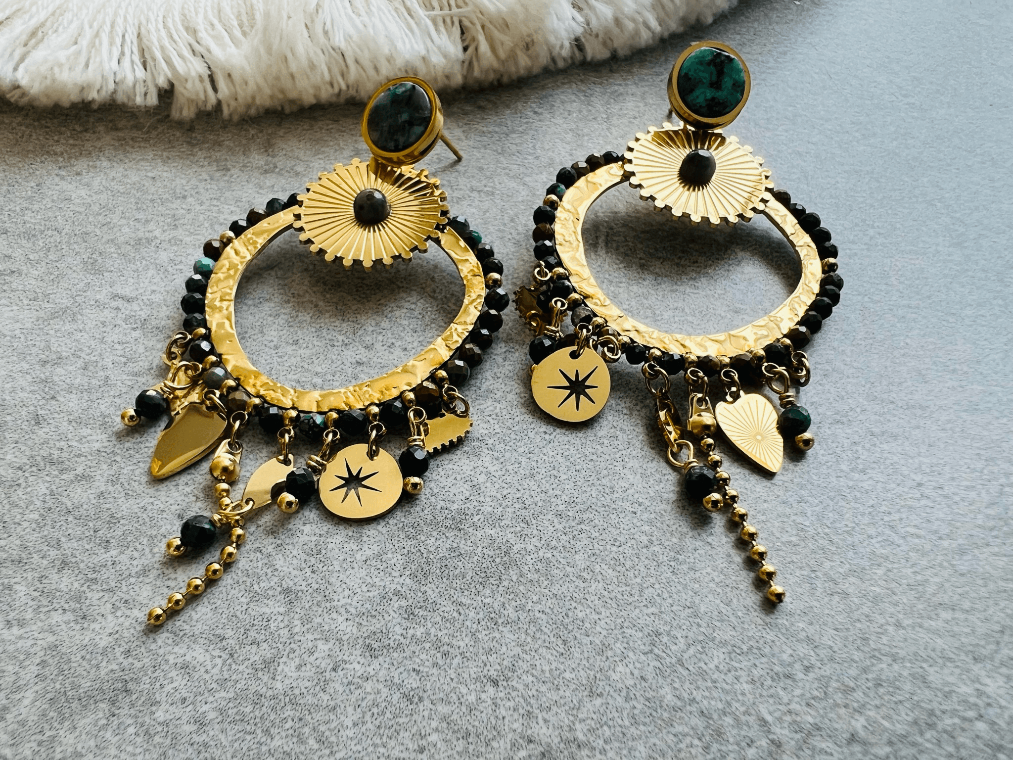 Boucles d’oreilles MARIE-AMELIE dorées, perles et multi pampilles clous vert foncé - Créations Uniques