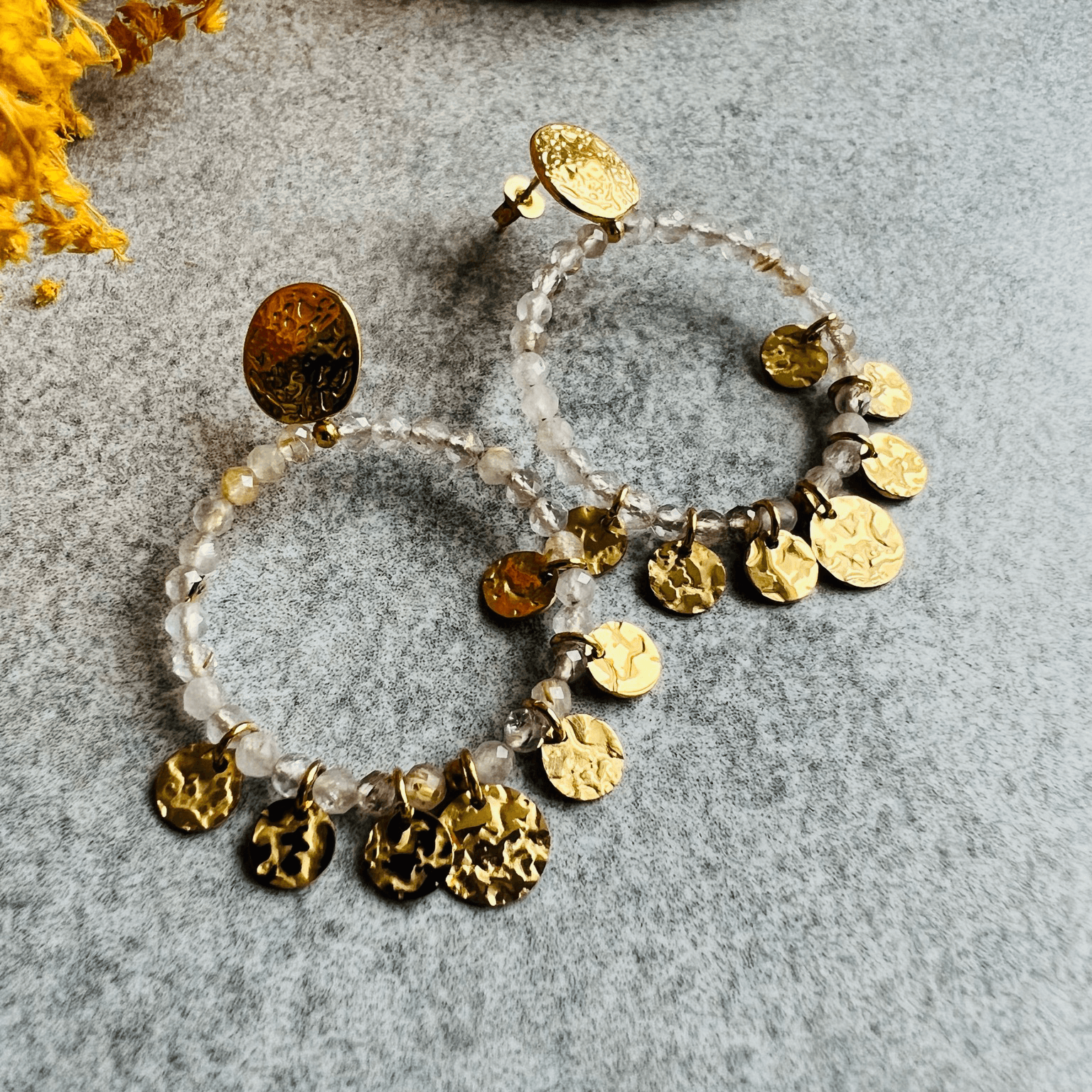 Boucles d’oreilles AUBREY anneaux dorés, perles grises et pampilles - Créations Uniques