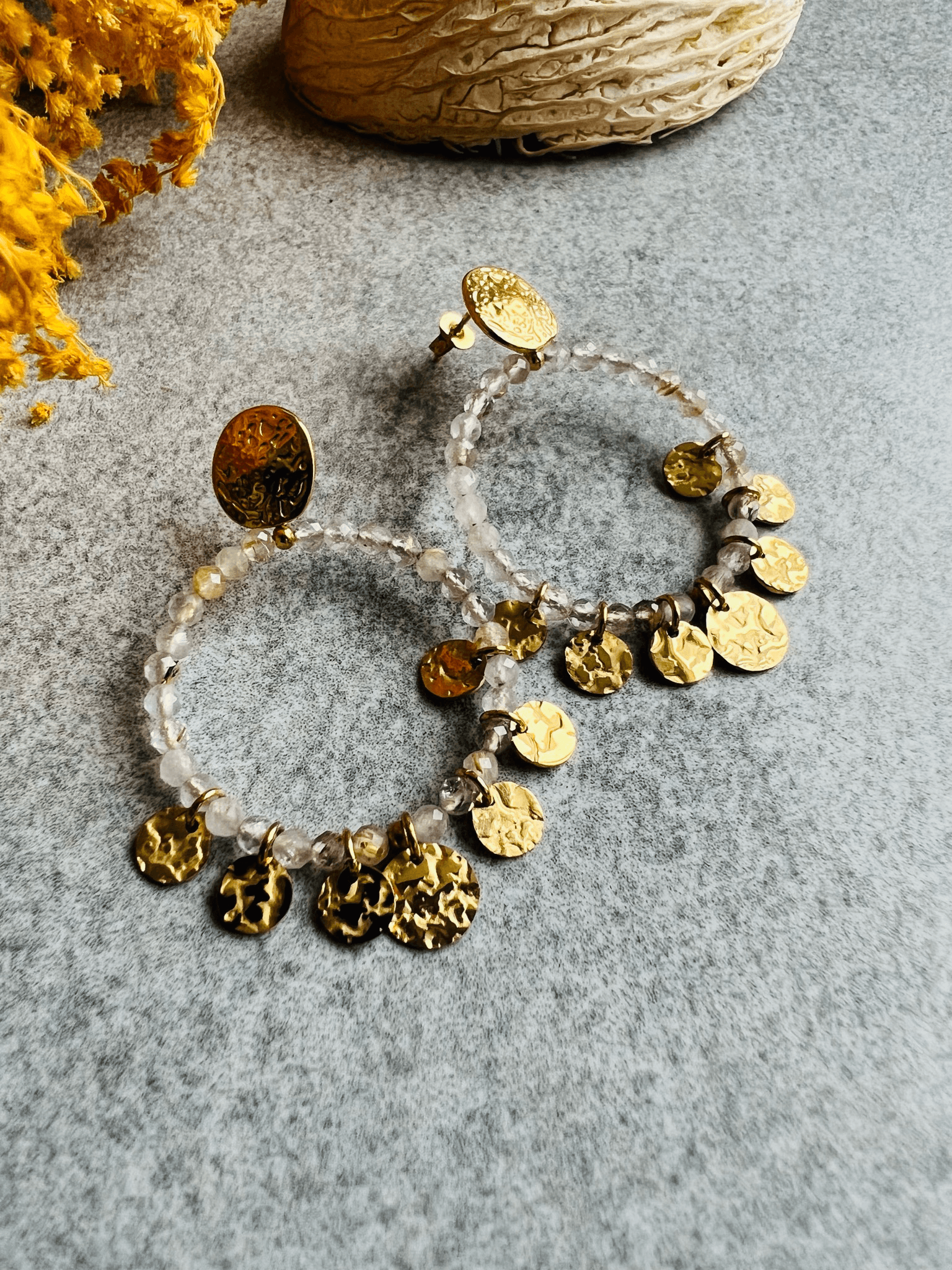 Boucles d’oreilles AUBREY anneaux dorés, perles grises et pampilles - Créations Uniques