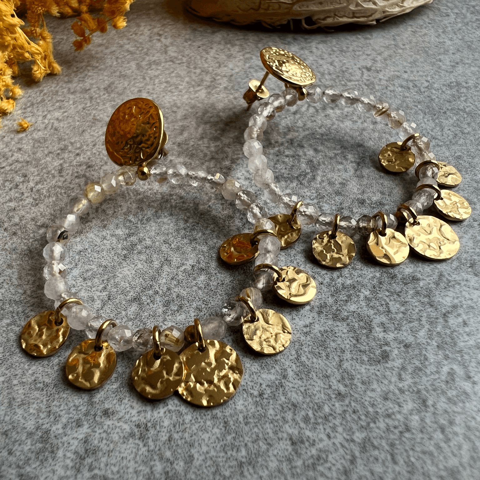 Boucles d’oreilles AUBREY anneaux dorés, perles grises et pampilles - Créations Uniques