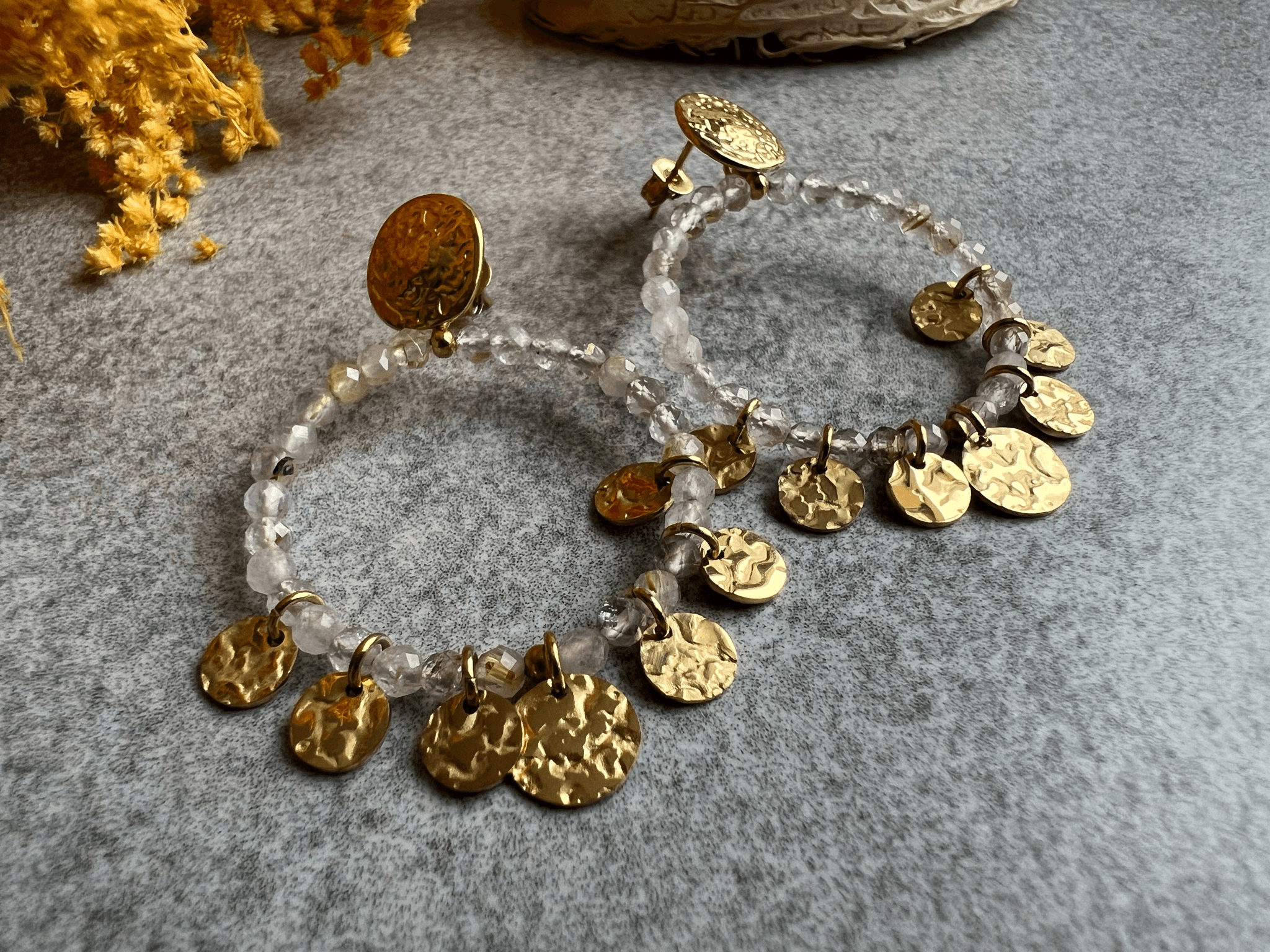 Boucles d’oreilles AUBREY anneaux dorés, perles grises et pampilles - Créations Uniques