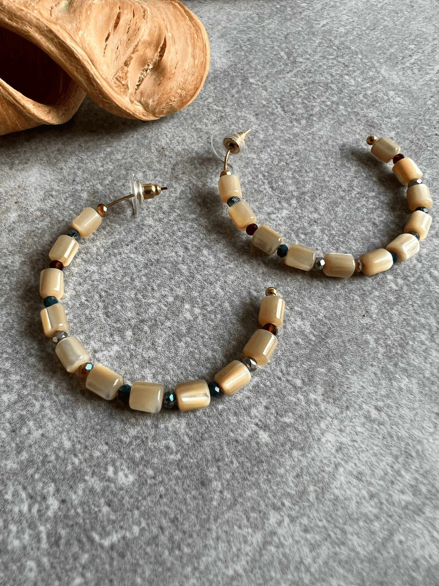 Boucles d’oreilles DOUNIA anneaux perles nacrées beiges - Créations Uniques