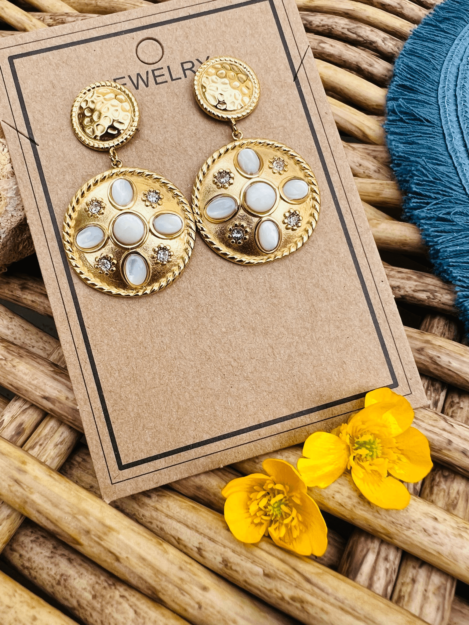 Boucles d’oreilles chic SHANTEL dorées et blanc nacré - Créations Uniques