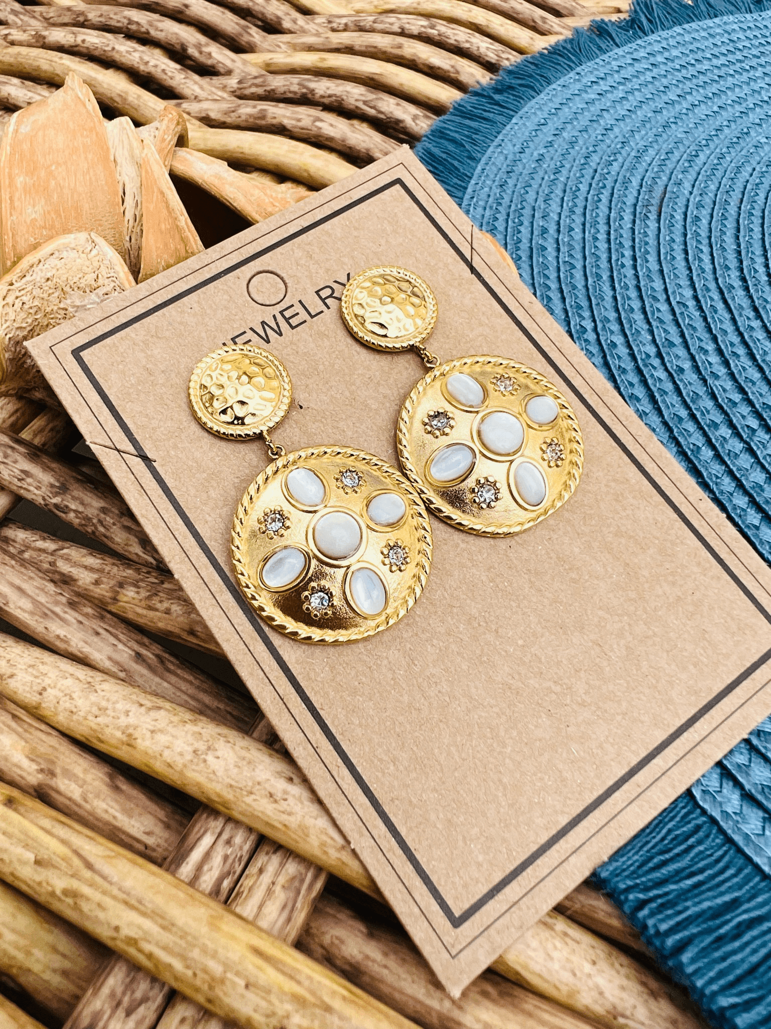 Boucles d’oreilles chic SHANTEL dorées et blanc nacré - Créations Uniques