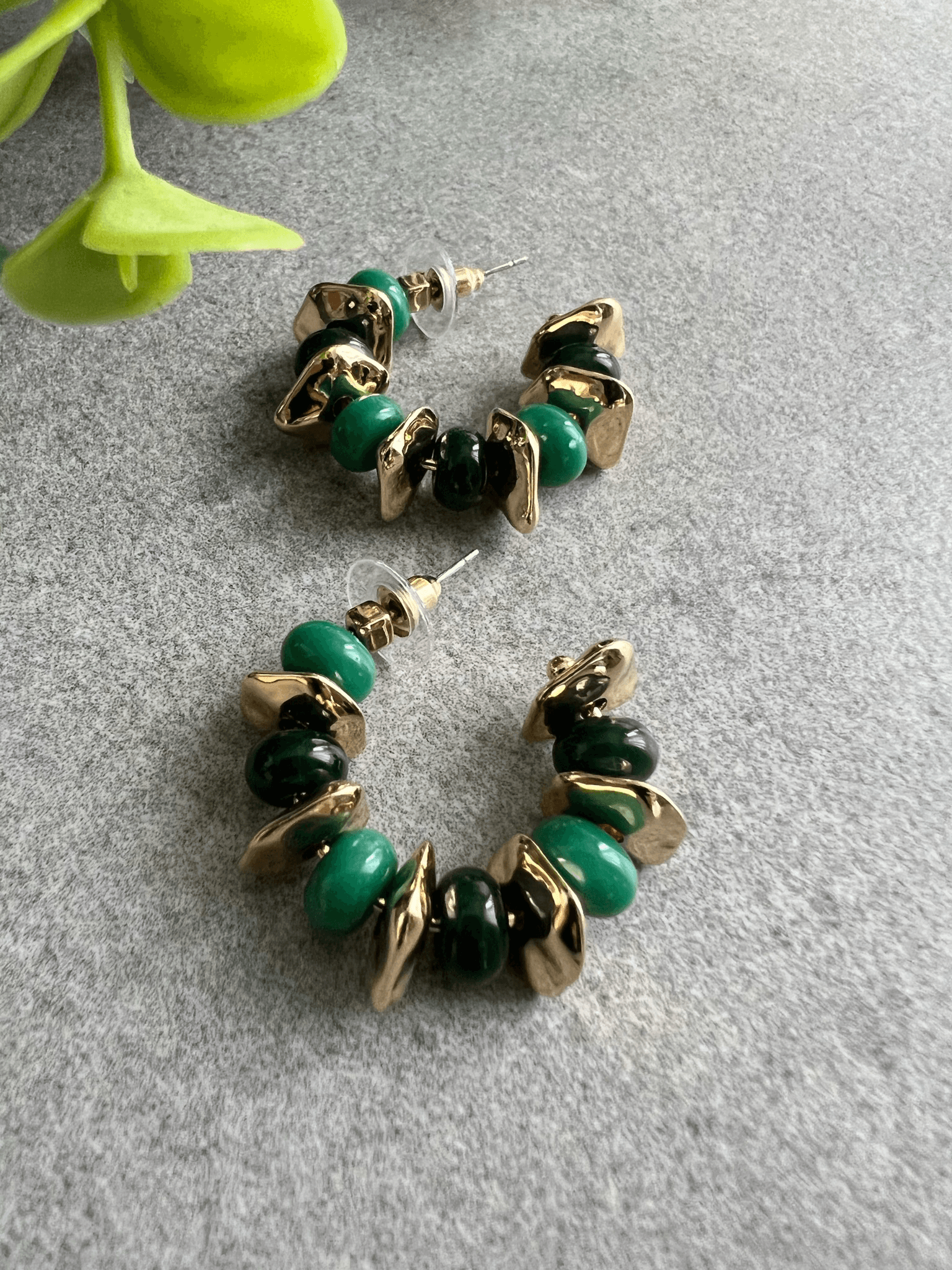 Boucles d’oreilles LOÏS créoles perles vertes, noires et dorées - Créations Uniques