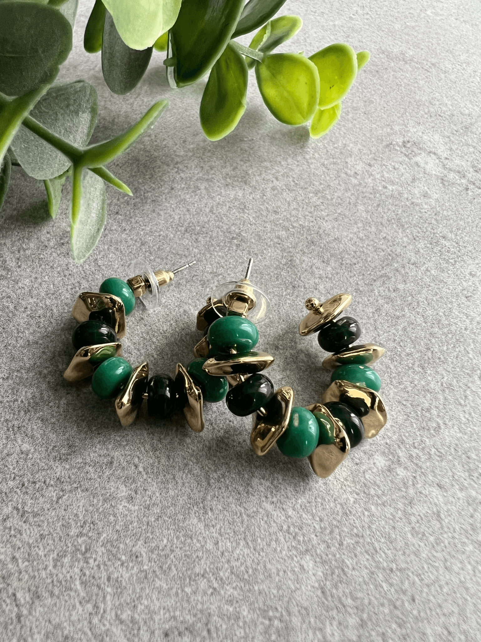 Boucles d’oreilles LOÏS créoles perles vertes, noires et dorées - Créations Uniques
