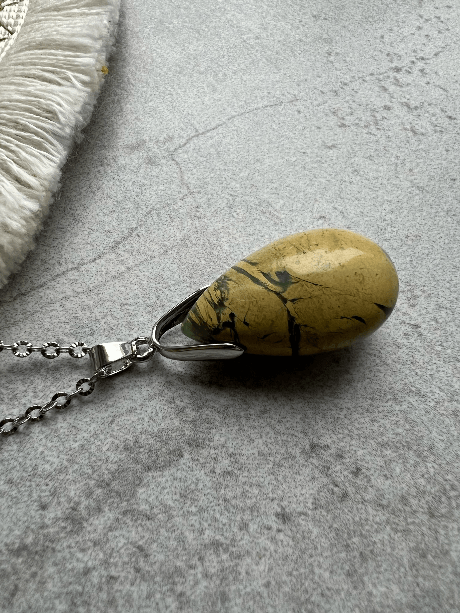 Collier pendentif goutte MUSCOVITE - Créations Uniques - Créations Uniques