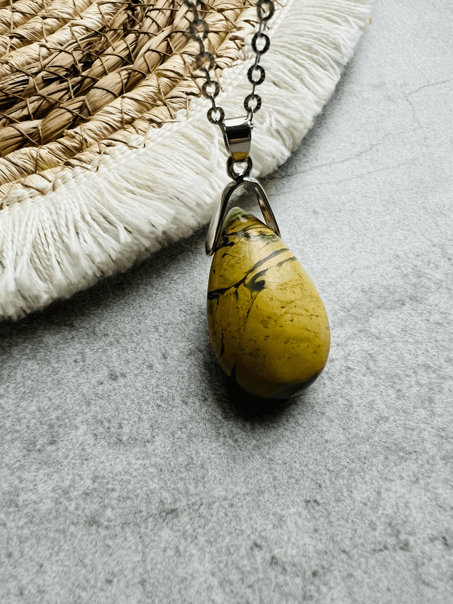 Collier pendentif goutte MUSCOVITE - Créations Uniques - Créations Uniques