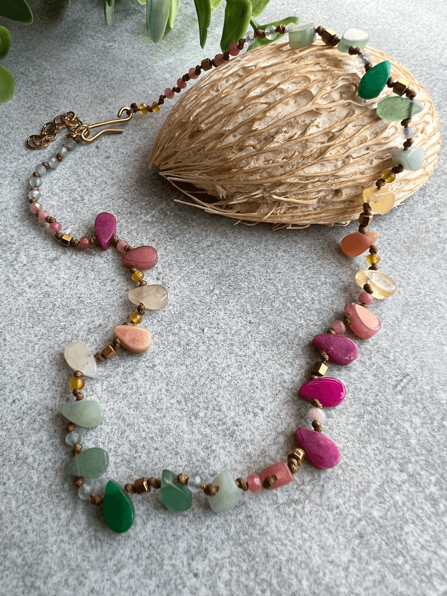 Collier BARBADE ras de cou asymétrique perles en gouttes multicolores - Créations Uniques