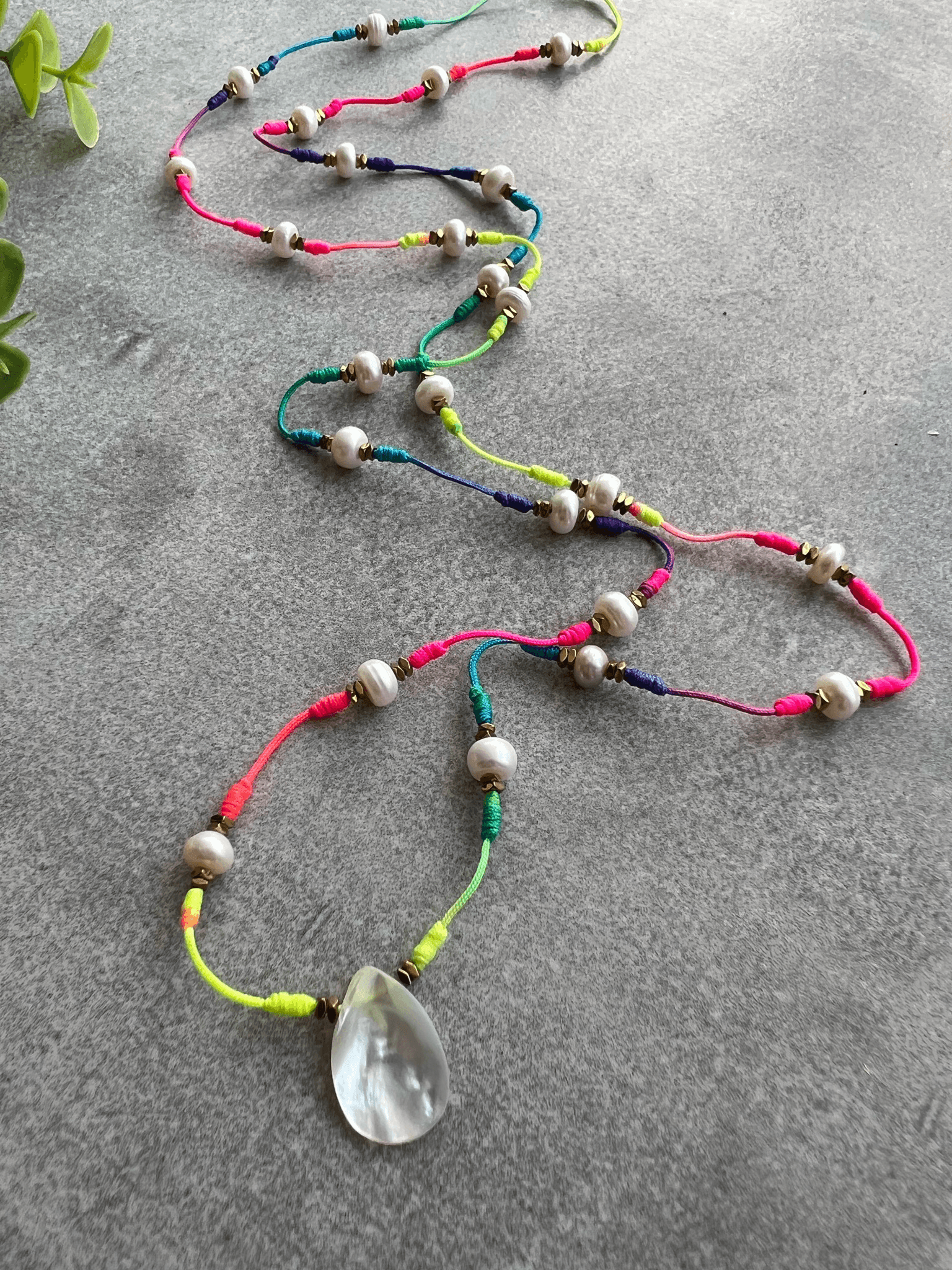 Collier HONSHU fluo et perles blanc nacré - Créations Uniques