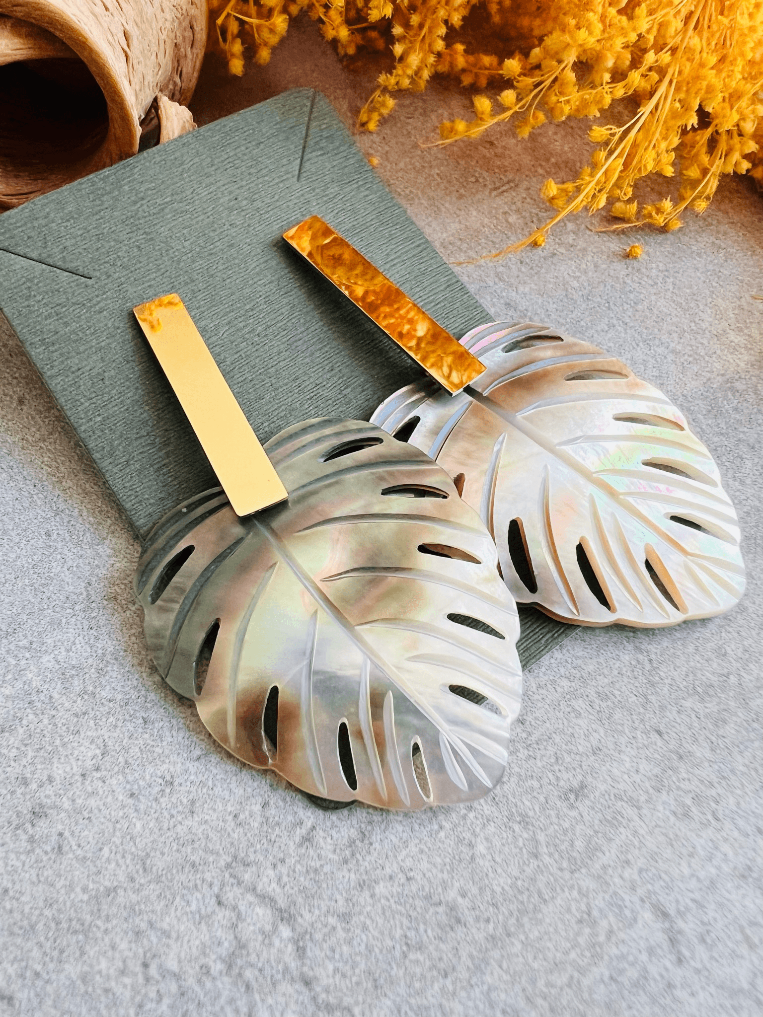 Boucles d’oreilles LOU-ANNE feuilles tropicales nacrées clous dorés rectangles - Créations Uniques